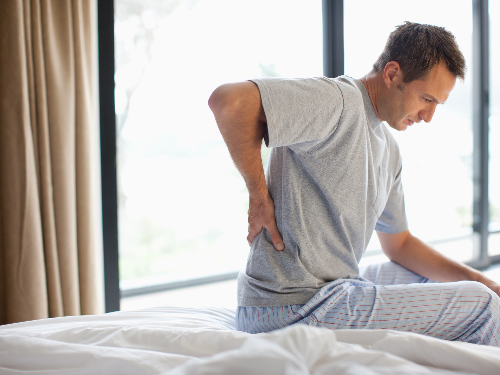 ‫آلام الظهر.. أسباب وحلول