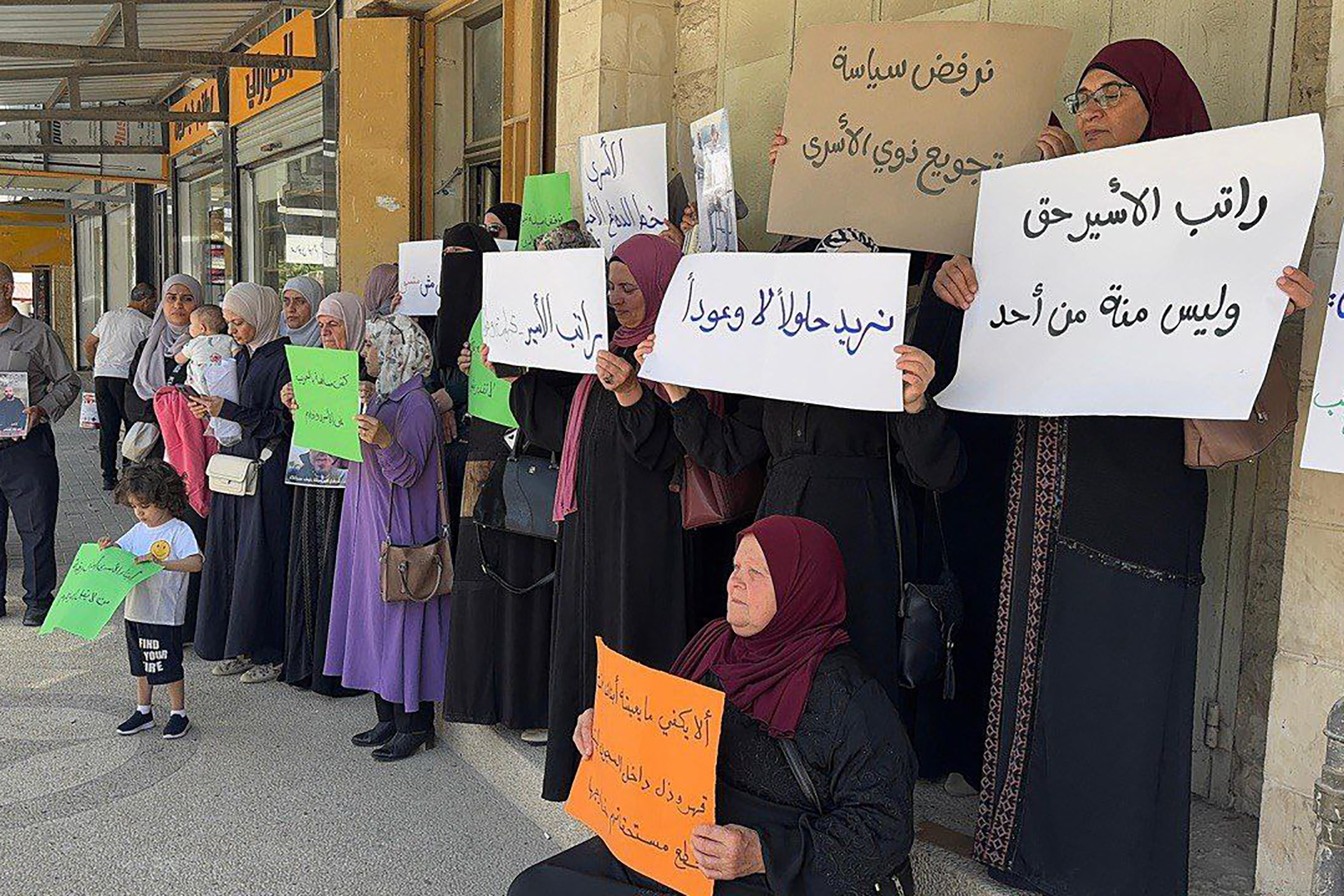 بعد موجة غضب.. عباس يصدر بيانا عن رواتب الأسرى ومؤسسة "تمكين"