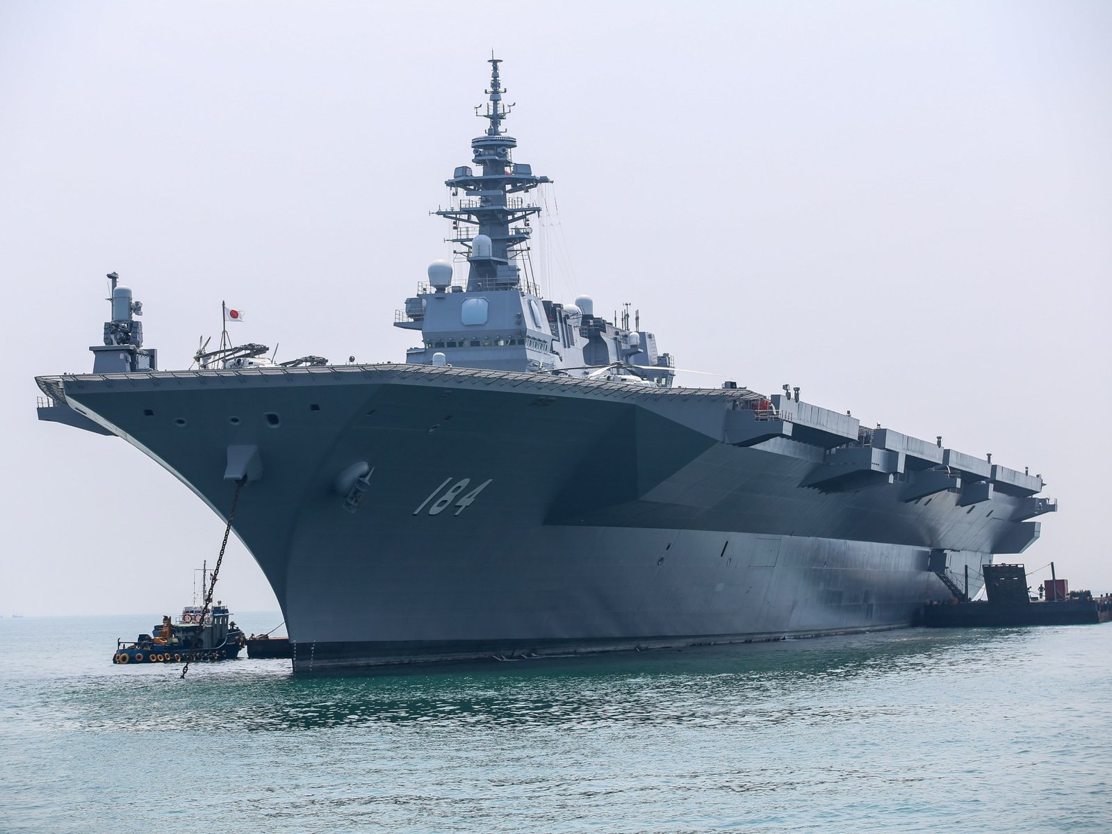 نيوزويك: اليابان تكشف عن سلاح ليزر سيغير قواعد الحرب 1 JS Izumo 2 1765740691
