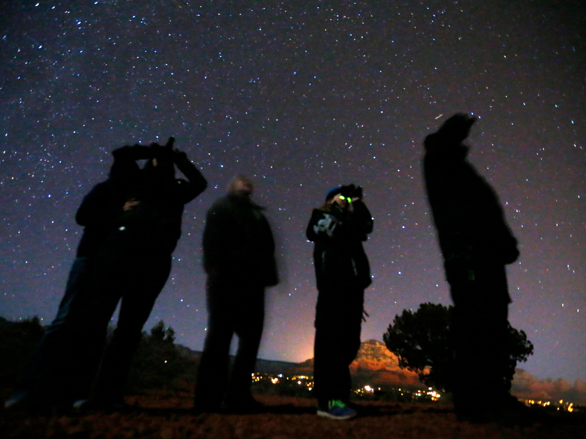 عمرها 70 عاما.. ومضات غامضة تحيي لغز الأطباق الطائرة