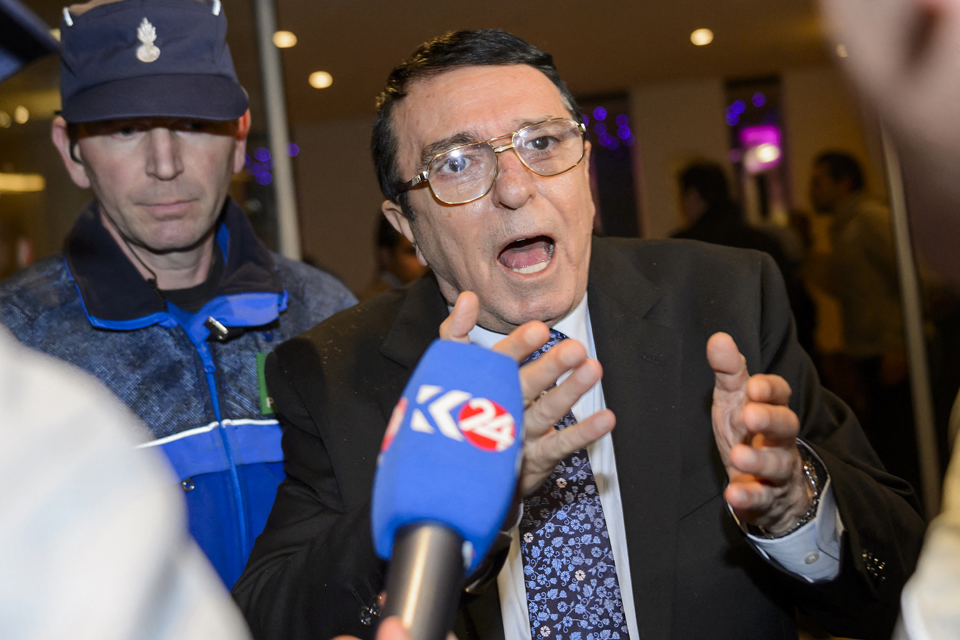 رياض نعسان آغا.. رحلة أديب سوري من التلفاز إلى السياسة