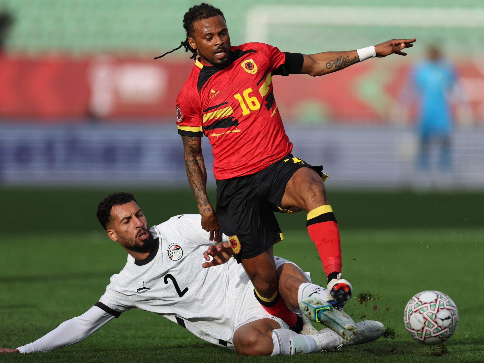 ما سر انسحاب قائد منتخب أنغولا باكيا من مقابلة على الهواء؟