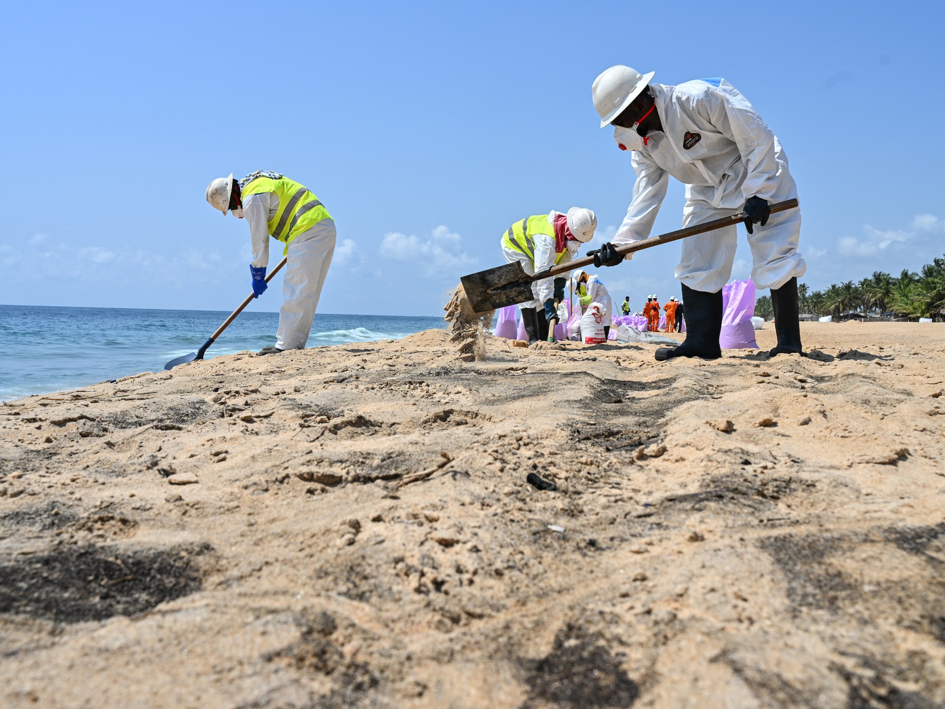 تسرّب نفطي يغلق شواطئ سياحية قرب أبيدجان ويثير مخاوف بيئية