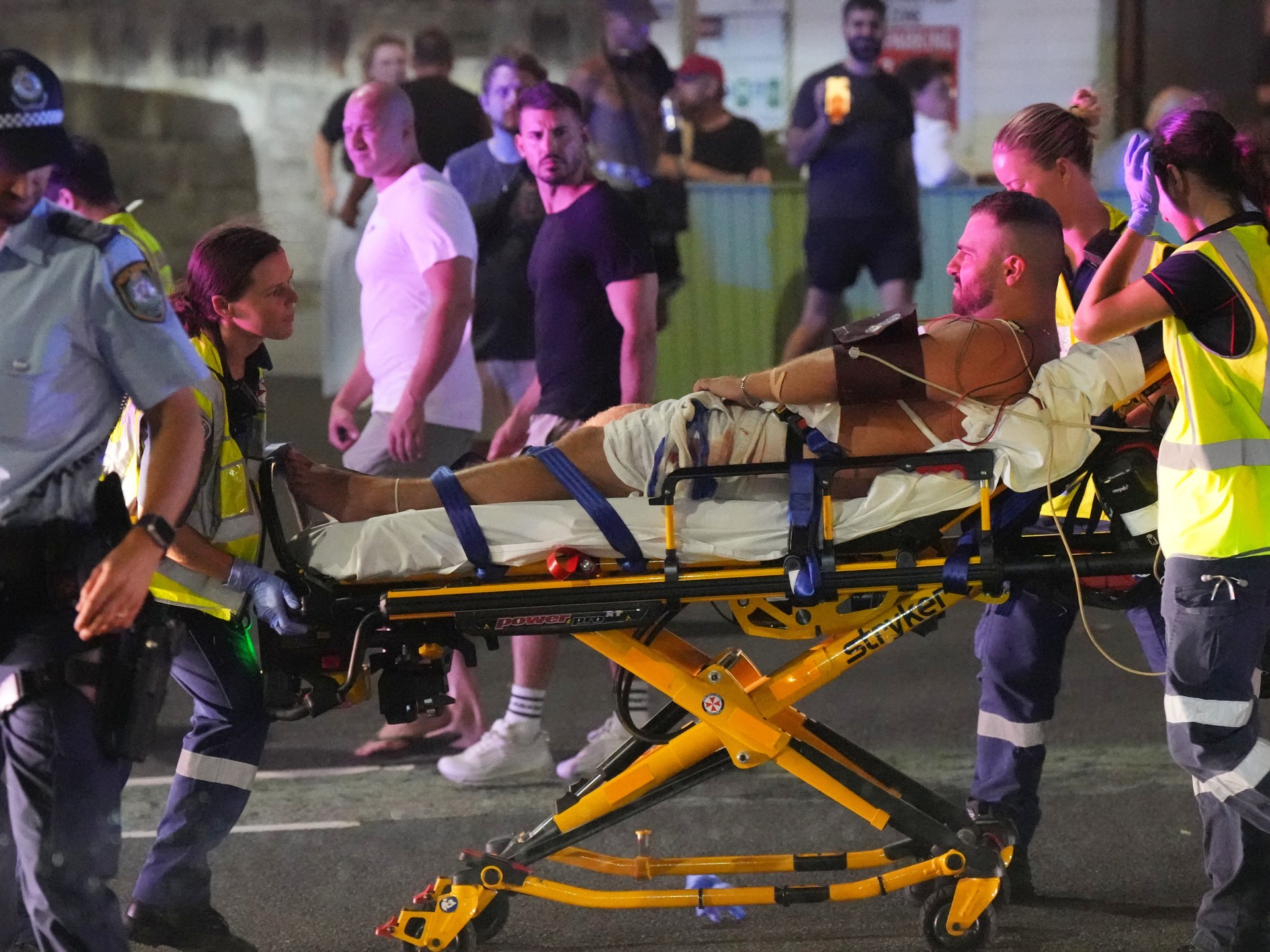هكذا غطى الإعلام الأسترالي هجوم بوندي وأشاد "بالبطل" أحمد الأحمد
