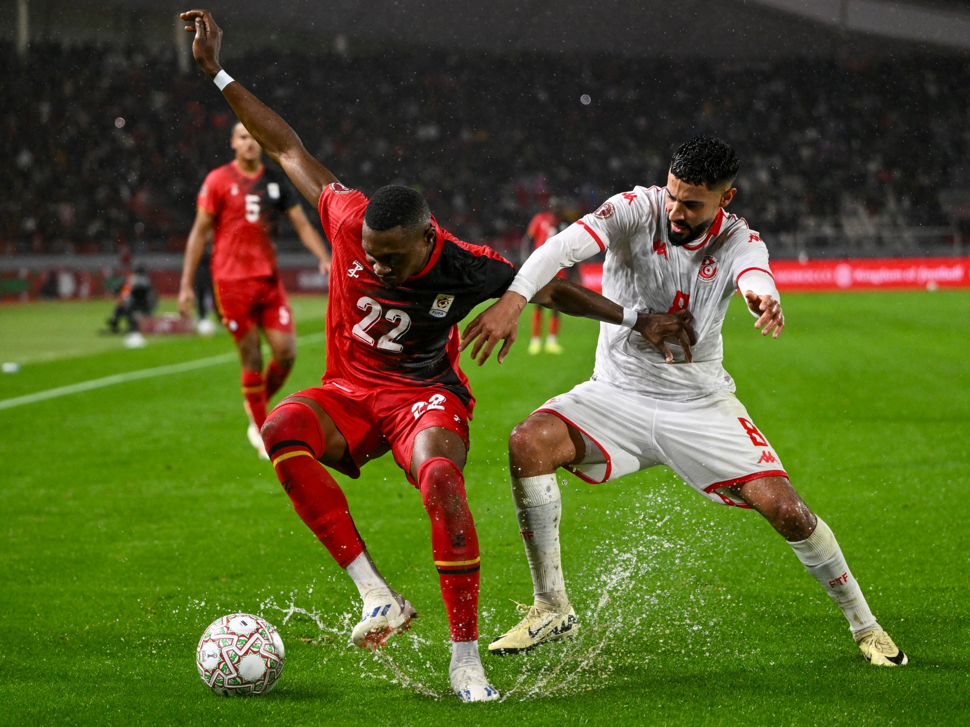 جودة الملاعب المغربية تبهر القارة وتجتاز "اختبار الأمطار" بنجاح