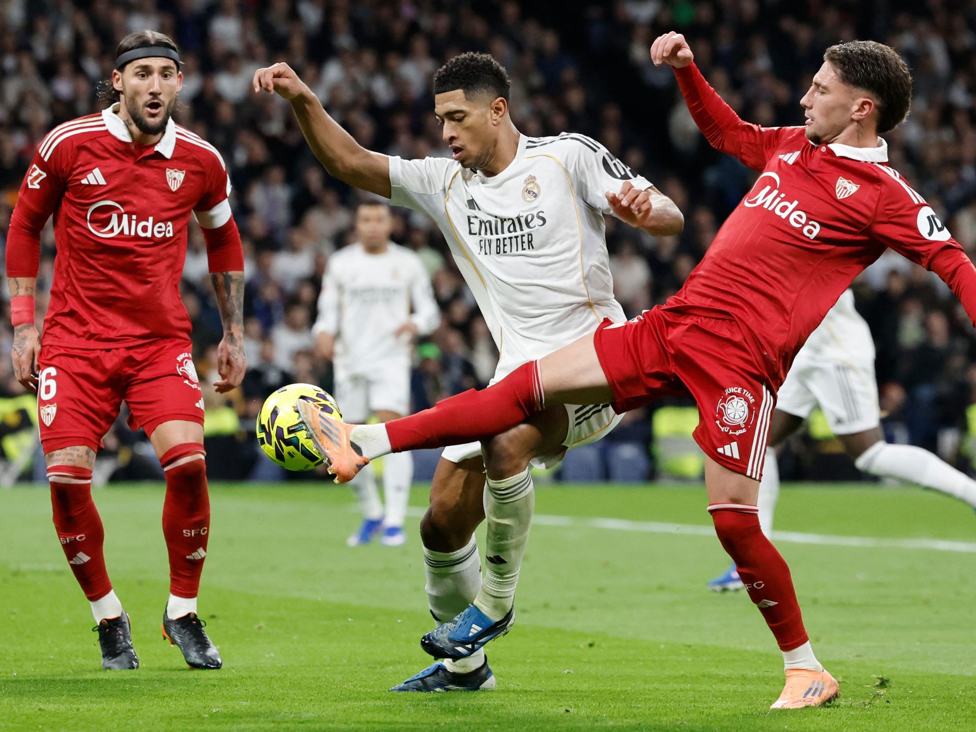 ركلتا جزاء وطرد محتمل.. جدل تحكيمي في مباراة ريال مدريد وإشبيلية