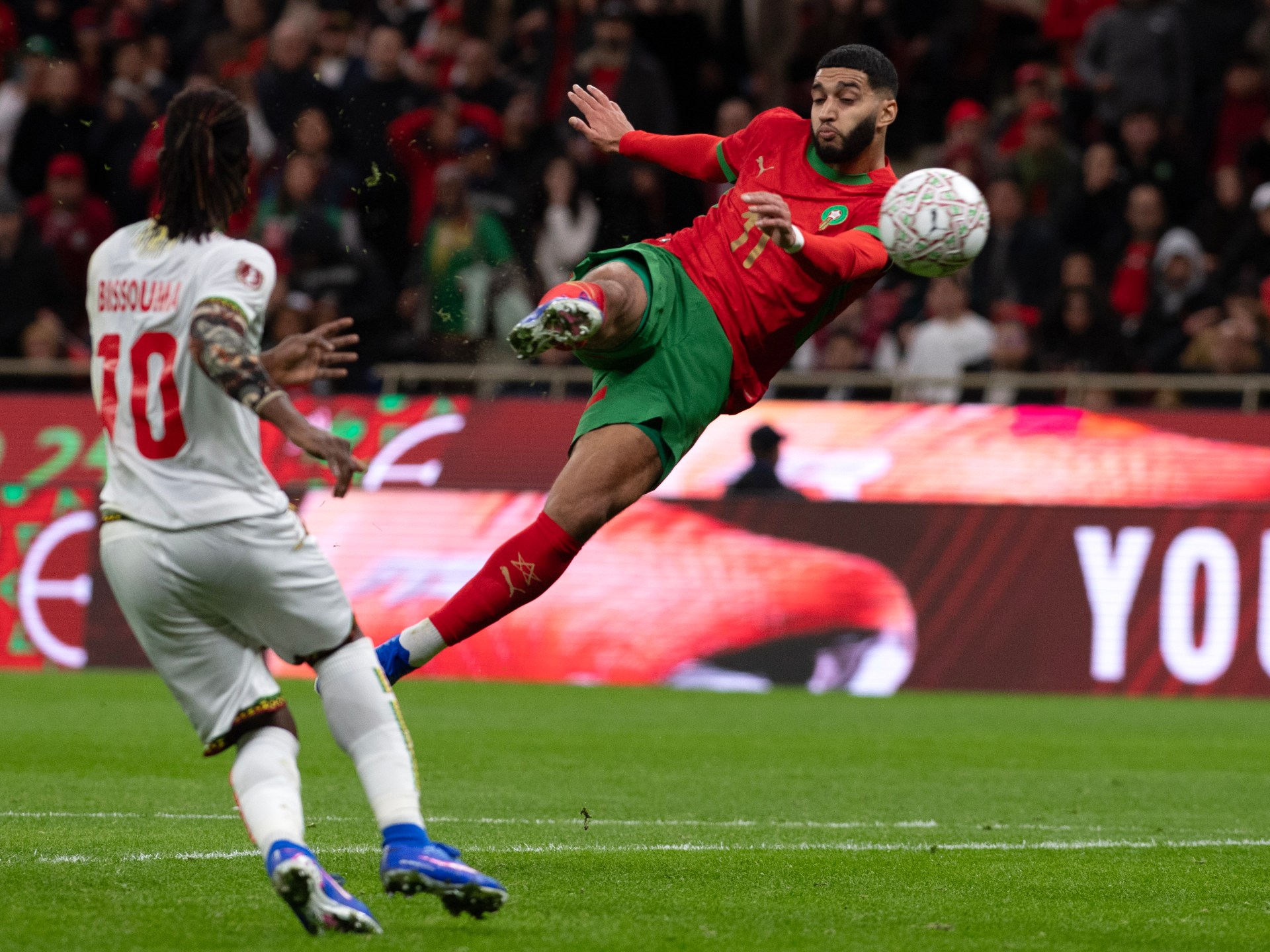 مدرب مالي يوجه اتهامات خطيرة لحكم مباراة المغرب في كأس أفريقيا