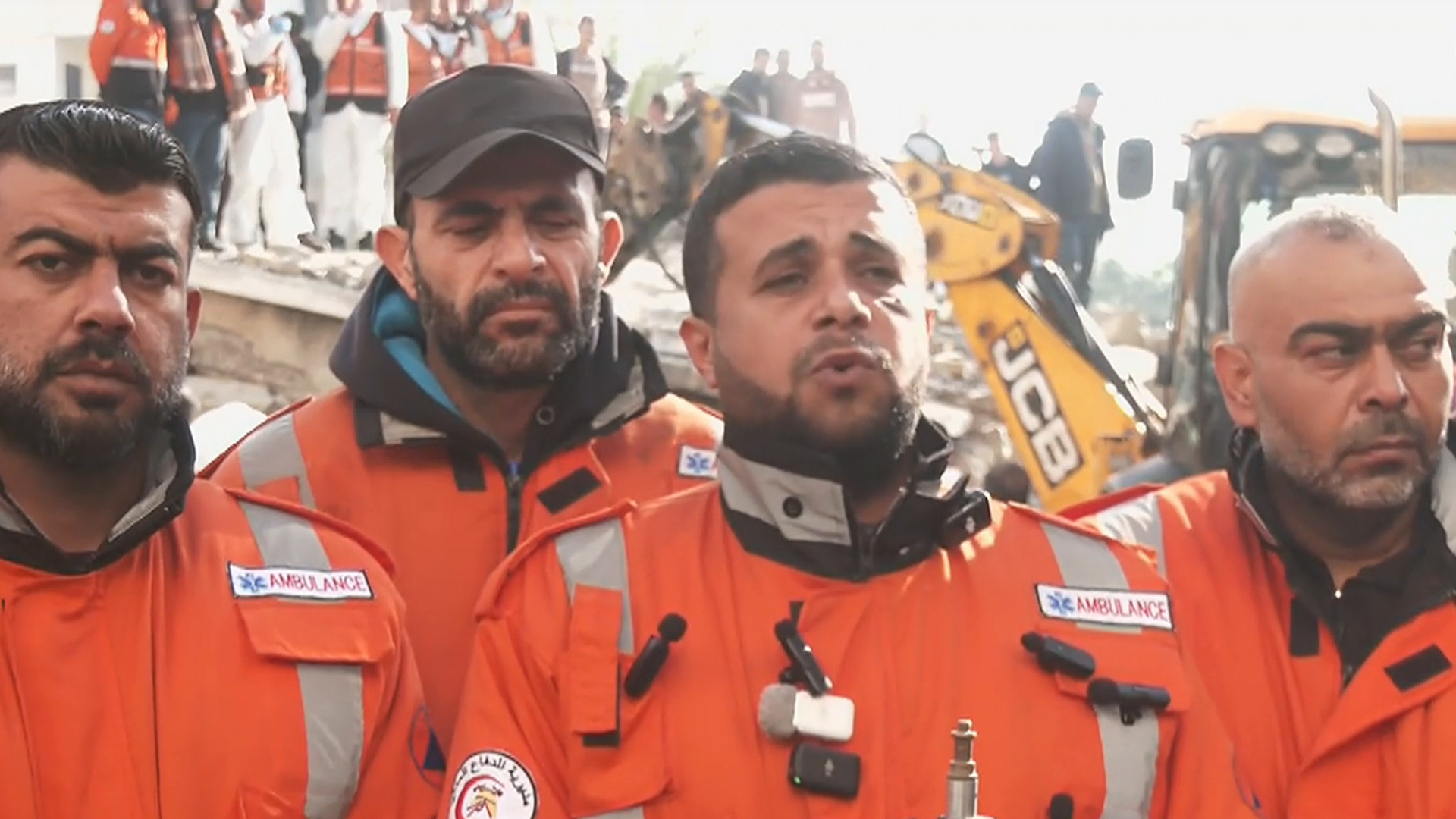 الدفاع المدني بغزة يبحث عن جثامين الشهداء بمعدات بدائية