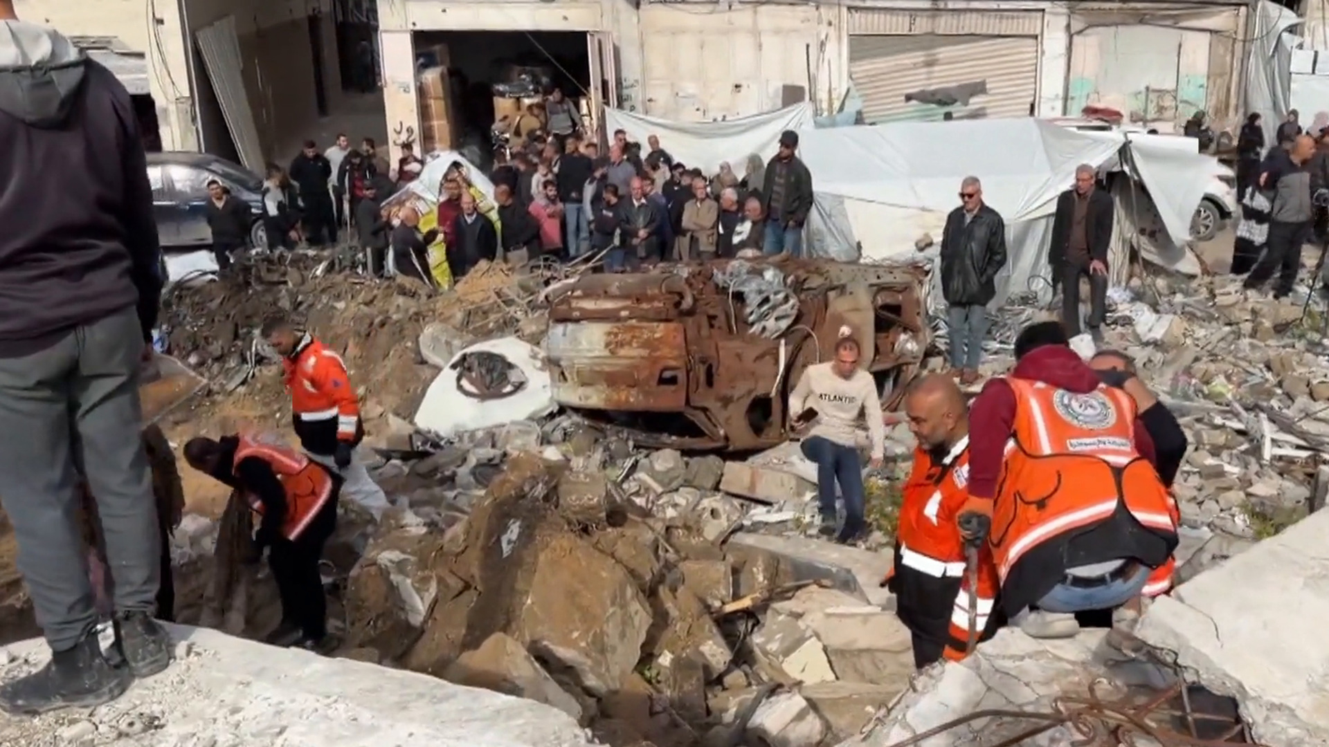 بدء عمليات انتشال جثامين الشهداء من تحت أنقاض مدينة غزة