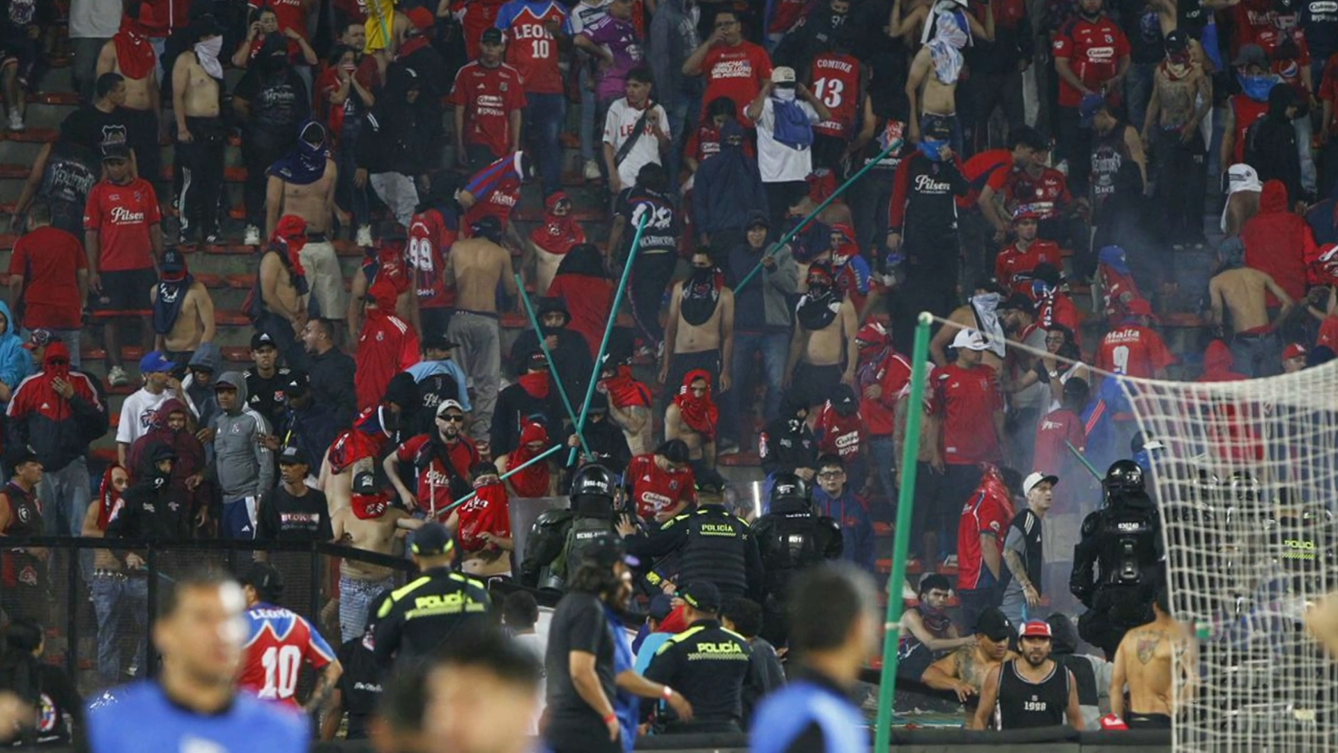 "تحول إلى ساحة معركة".. فوضى نهائي كأس كولومبيا تفجر غضبا