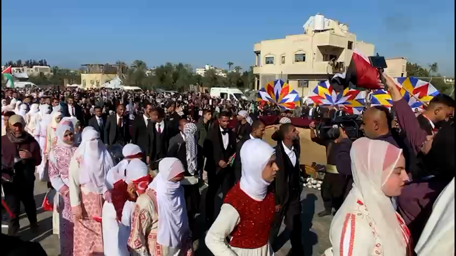 شاهد.. غزة تزف 200 عريس وعروس وسط الدمار