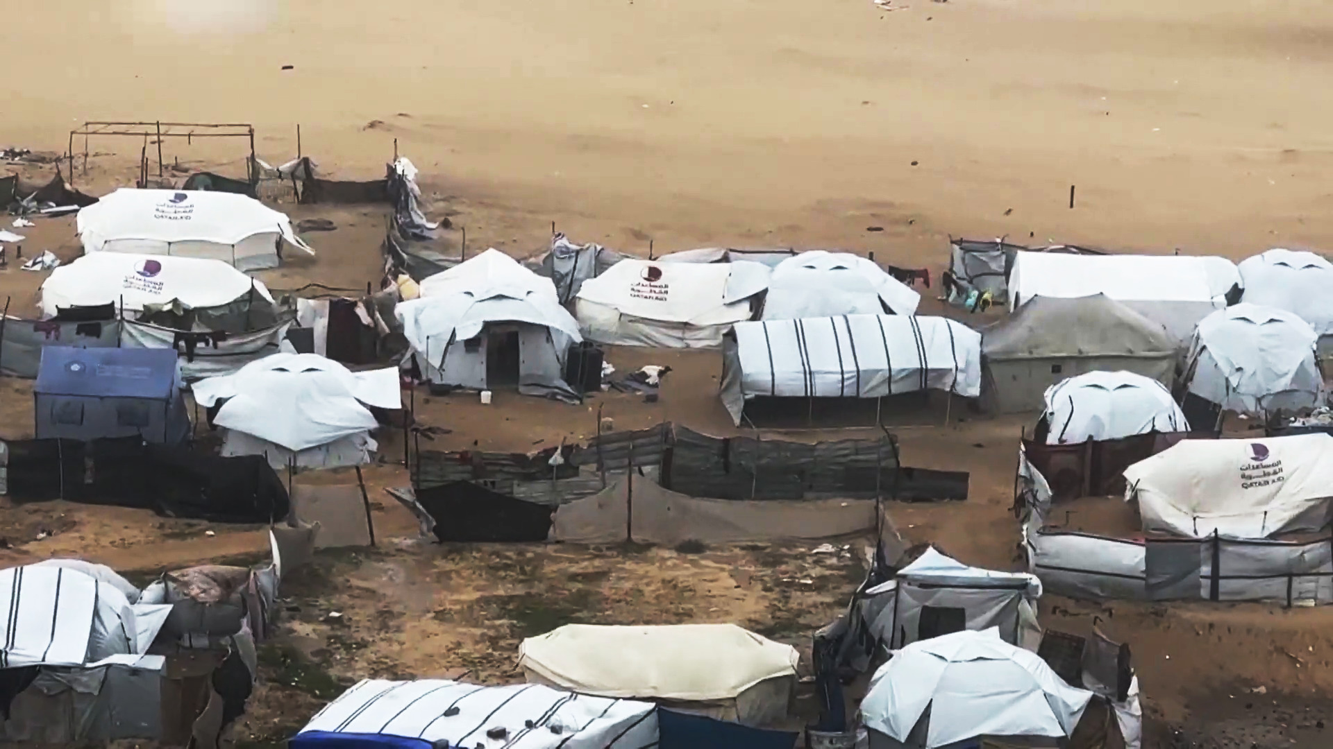 مأساة مستمرة.. خيام النازحين في غزة تتحول إلى برك طينية مع الأمطار