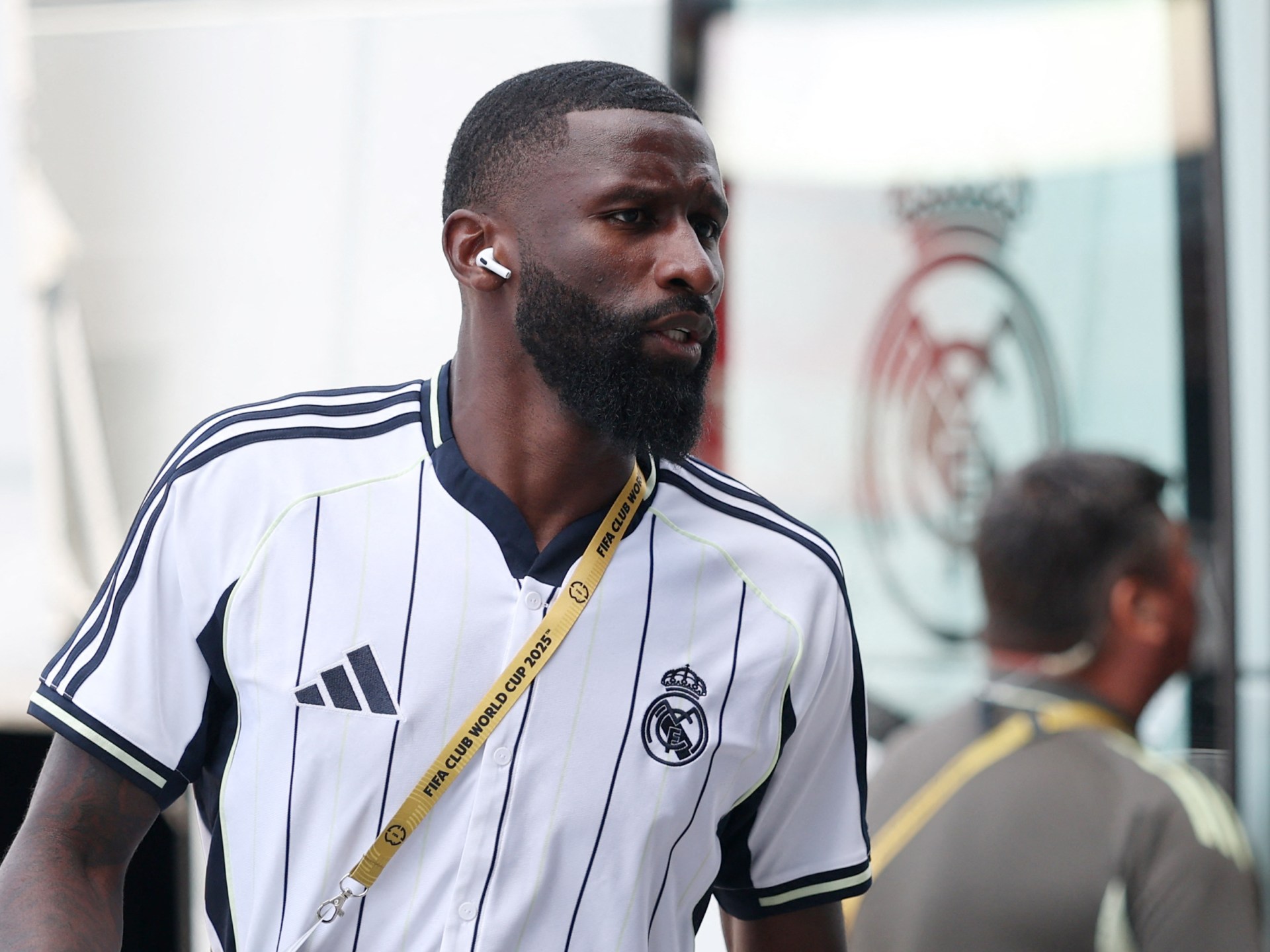 روديغر مدافع ريال مدريد يمنح أملا لأطفال سيراليون