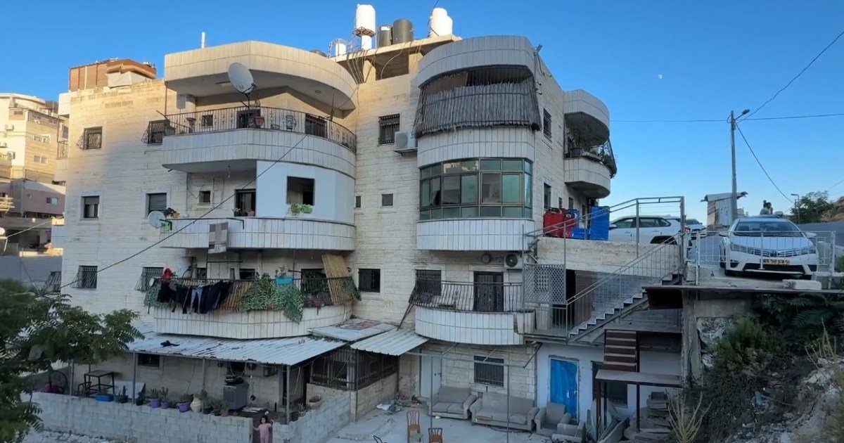 القدس.. الاحتلال يهجر مائة فلسطيني بهدم بناية سكنية 3 sdf2332 1766397322