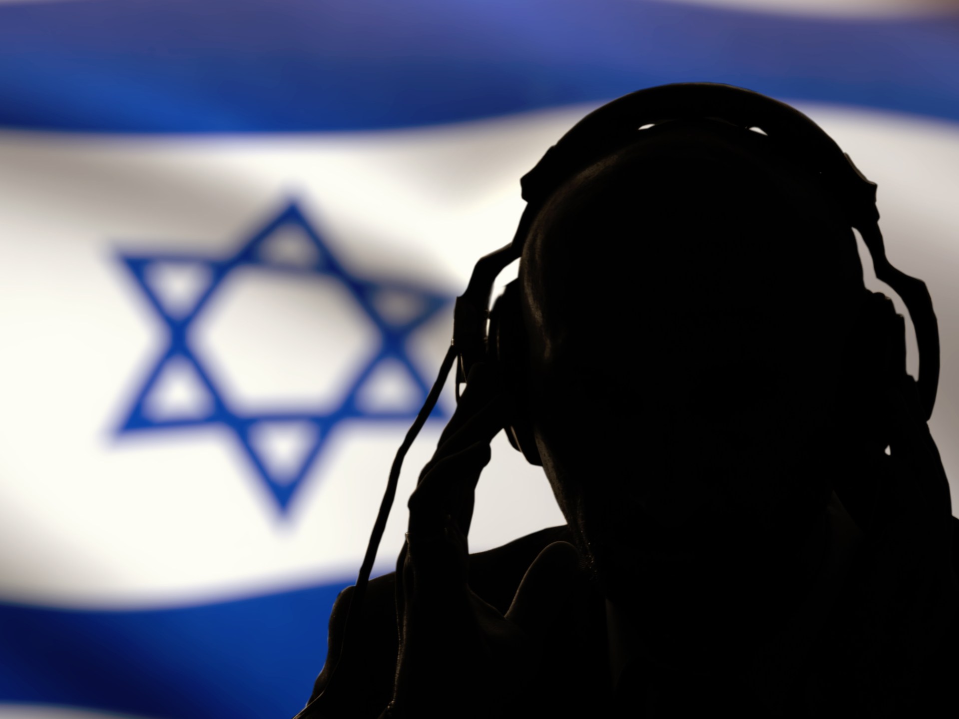 الجاسوس الأزرق الذي يبتسم لك ثم يسحب كل معلوماتك