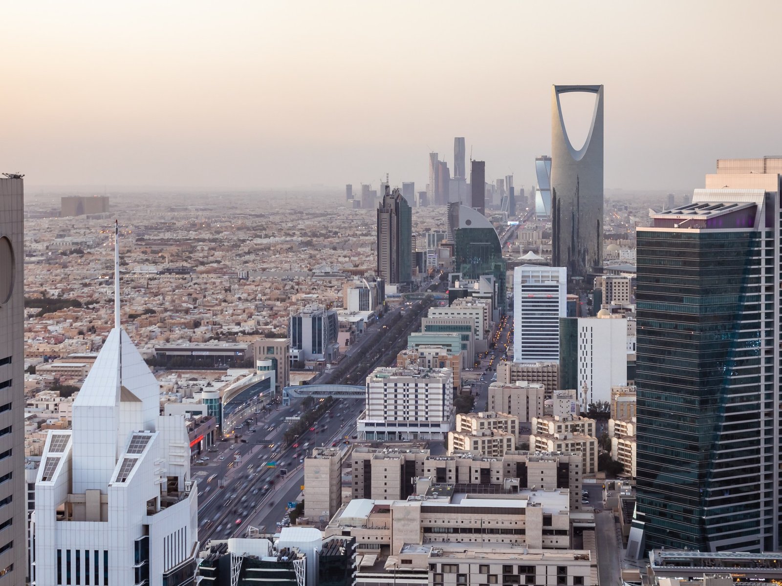 التضخم في السعودية يتباطأ إلى 1.9% 4 shutterstock 1645989721 1706285395