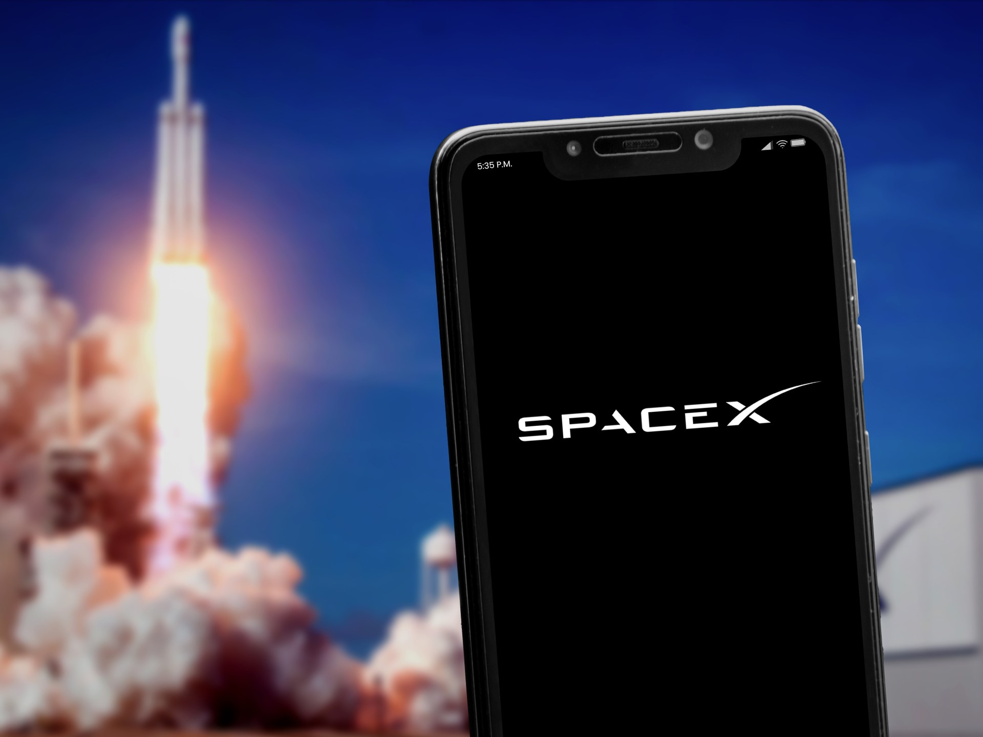 لِم يريد "إيلون ماسك" تخزين البيانات في الفضاء؟