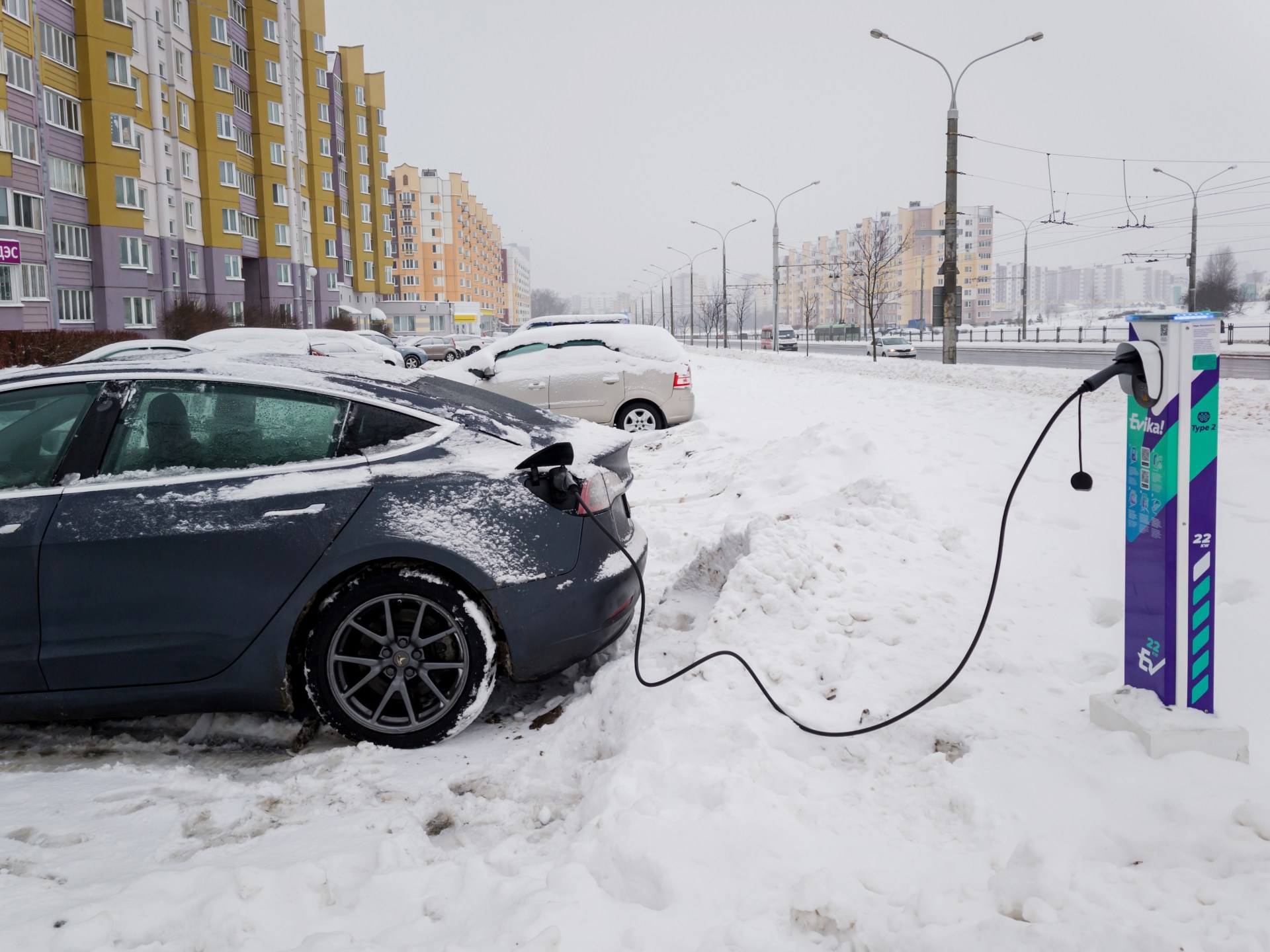 5 حلول عملية لشحن بطارية سيارتك الكهربائية في فصل الشتاء