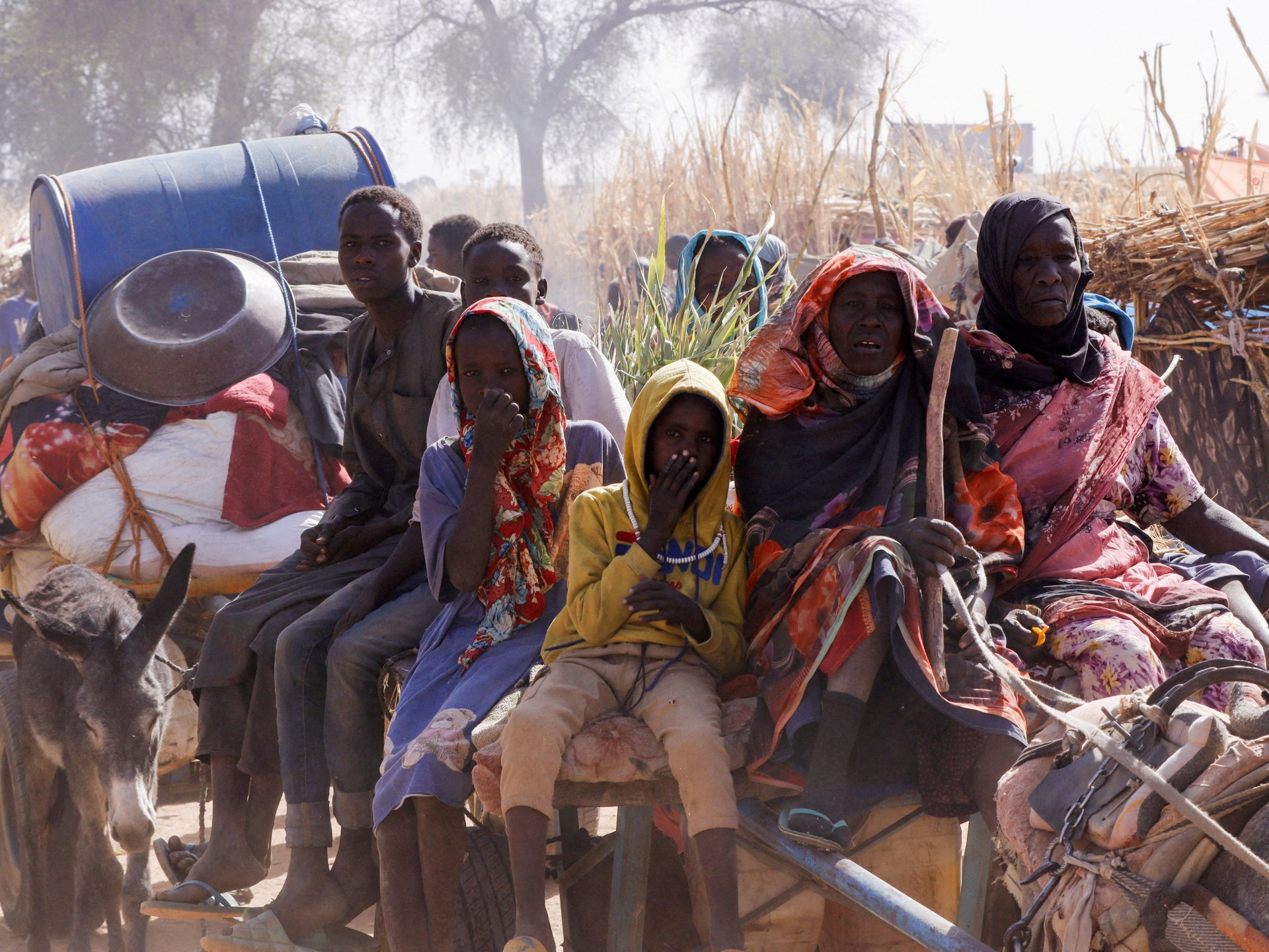 غارديان: هكذا يواجه متطوعون سودانيون الموت لإطعام الملايين