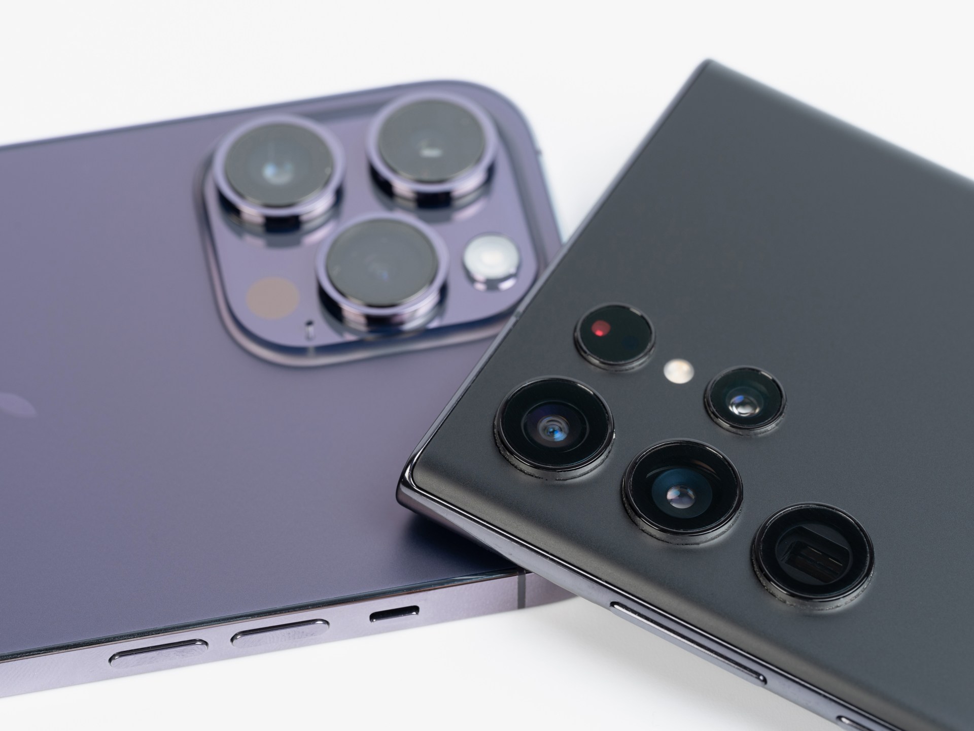 أندرويد أم آيفون.. من أكثر عرضة للاختراق؟