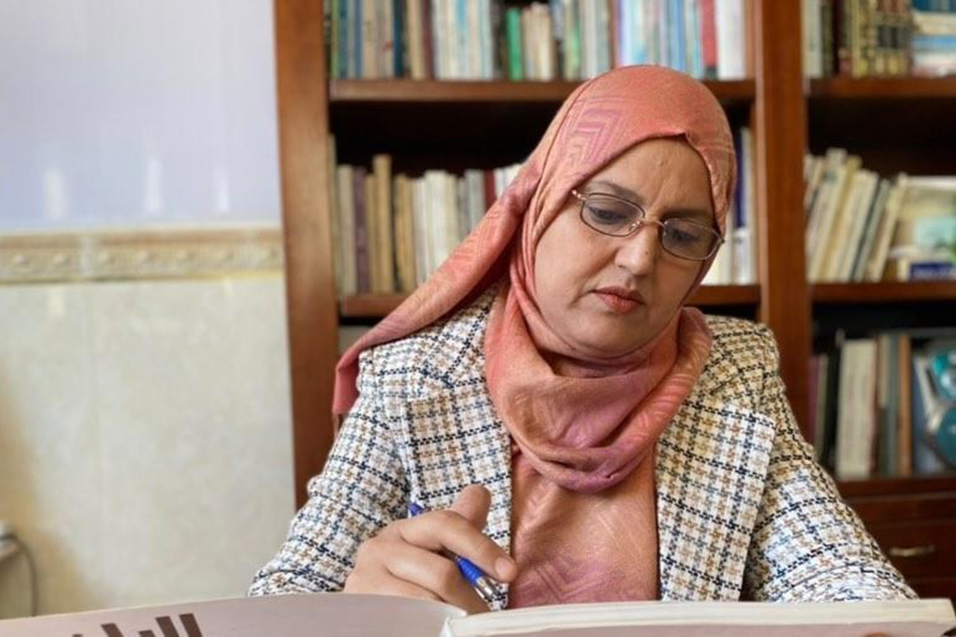 عائشة بنور: النقد عاجز عن مواكبة طوفان الروايات