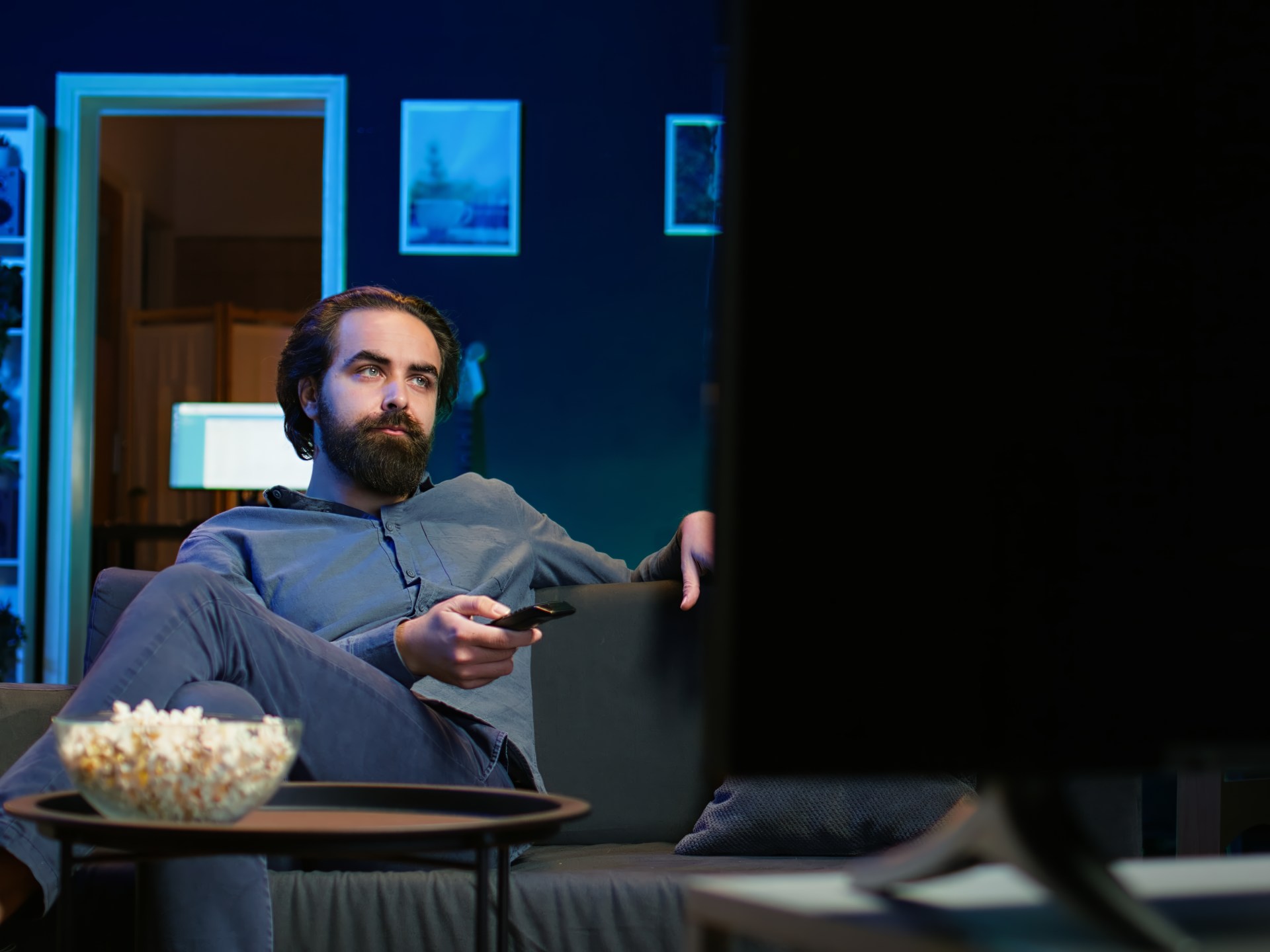 لماذا يلازم الرجال شاشات الأخبار والمباريات؟ قراءة نفسية واجتماعية