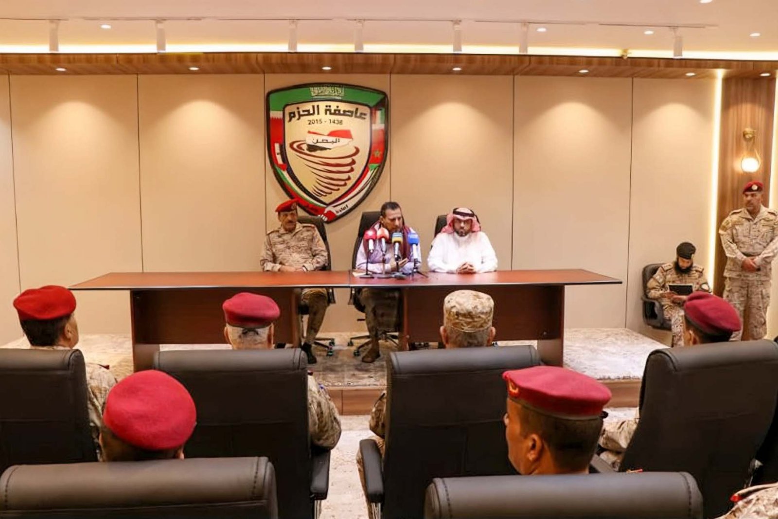 محافظ عدن والتحالف يناقشان استكمال مراحل إخراج المعسكرات من المدينة 1 176926853882413737 1769272313
