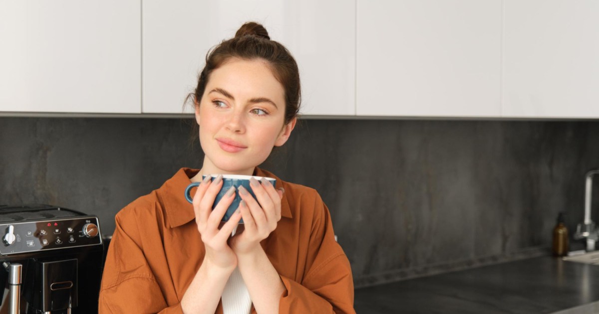 الشاي أم القهوة.. أيهما أكثر فائدة للمرأة بعد انقطاع الطمث؟