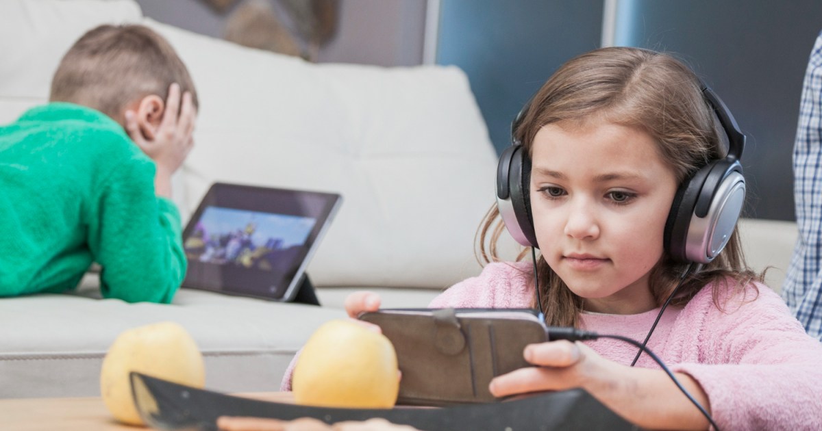 بعد استراليا.. فرنسا تدرس حظر منصات التواصل الاجتماعي على الأطفال دون 15 عامًا