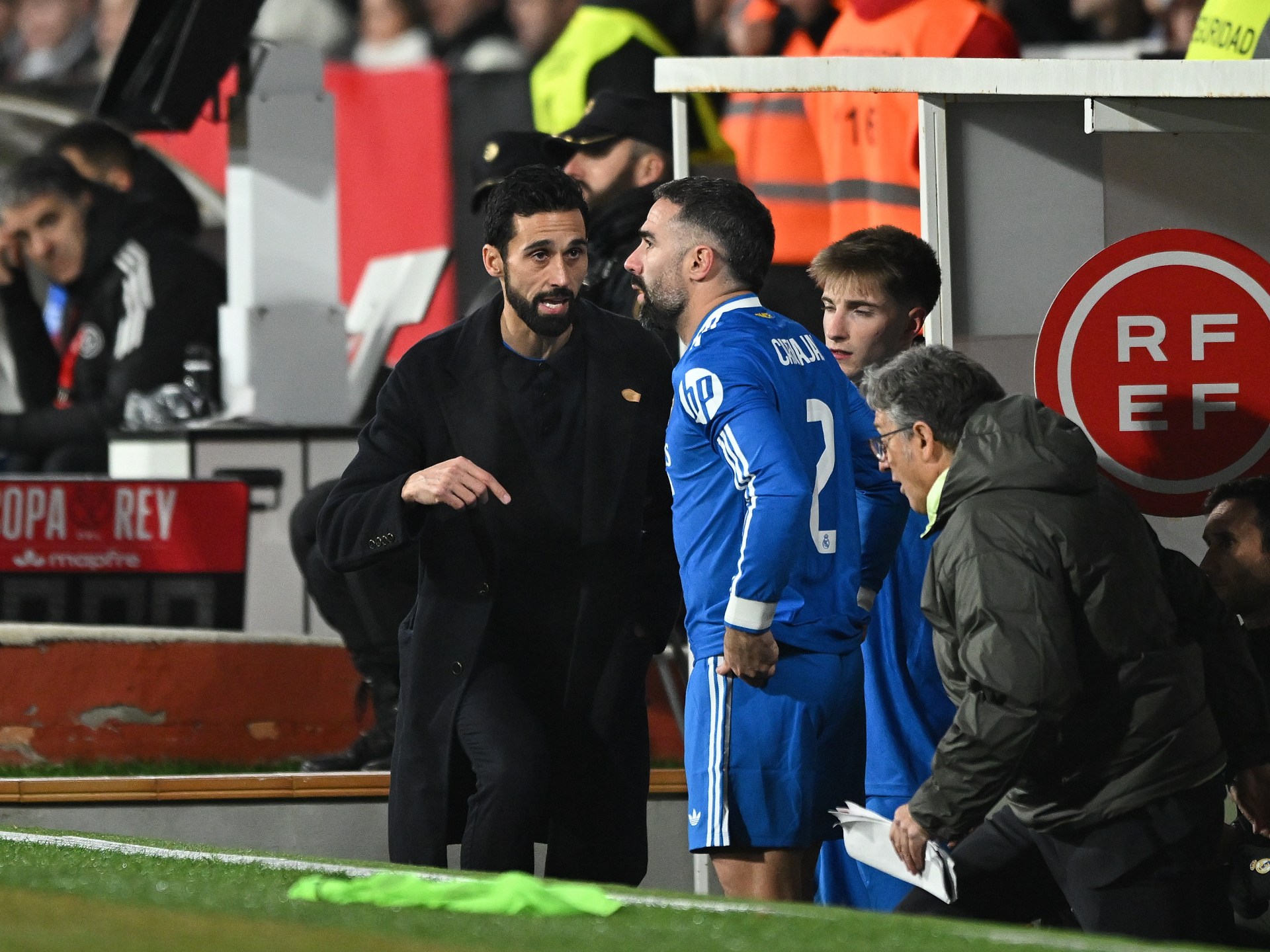 نجم سابق لريال مدريد يحدد مشكلة الفريق ويهاجم اللاعبين