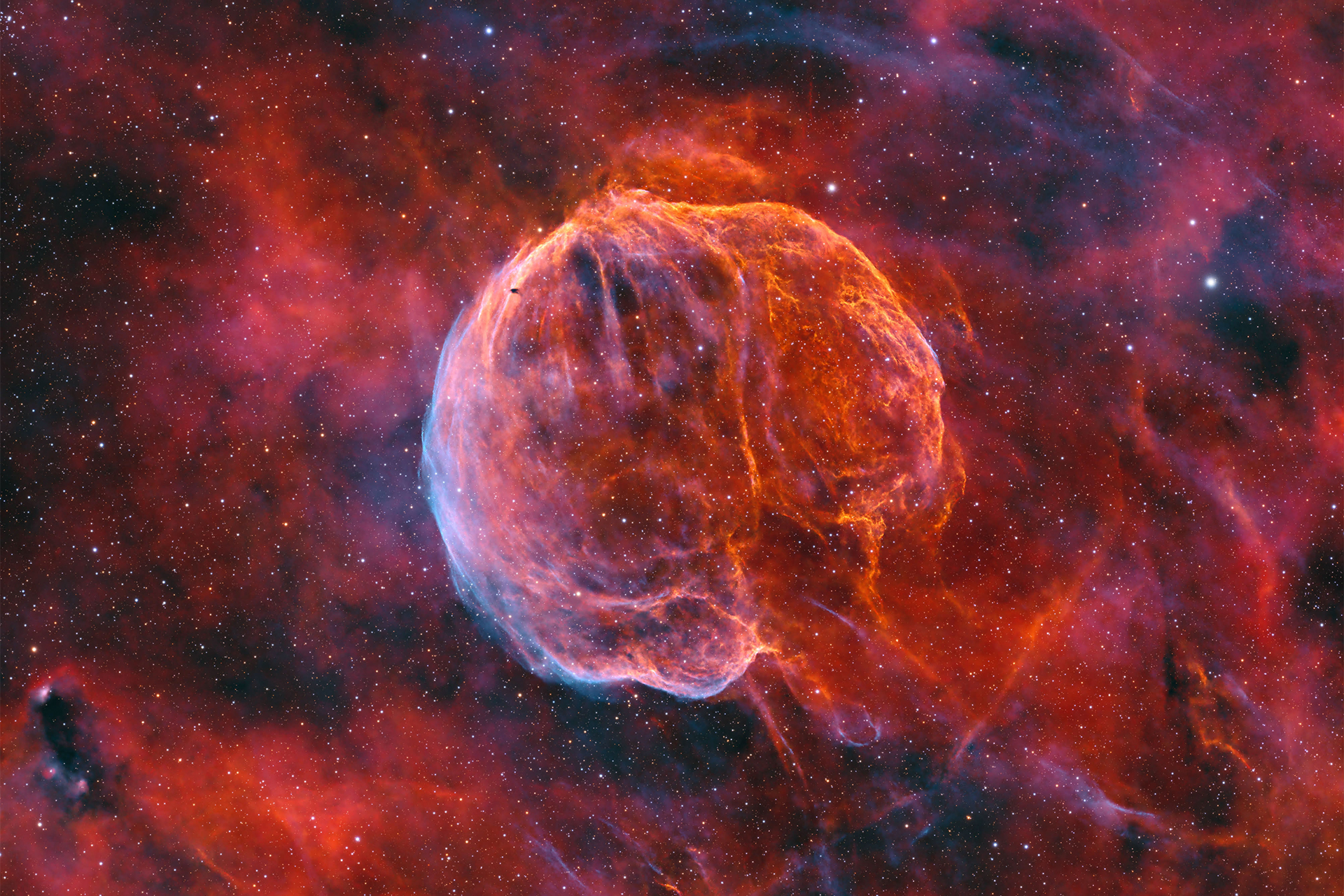 سديم يشبه الدماغ يضيء في السماء.. صورة نادرة من أعماق مجرّة درب التبانة