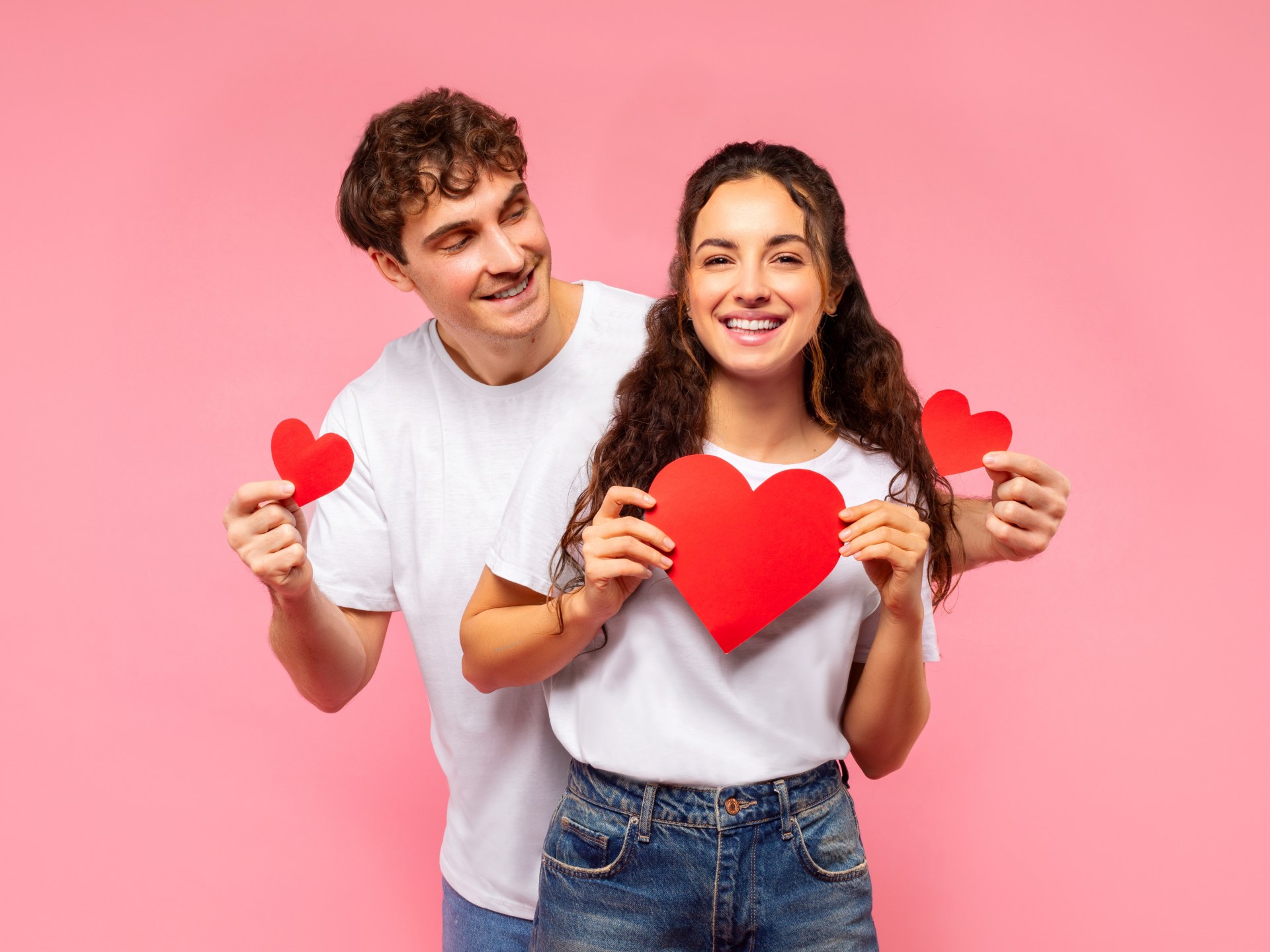 بين الرجل والمرأة.. لماذا يُربط القلب بالحب والمعدة بالقلق؟