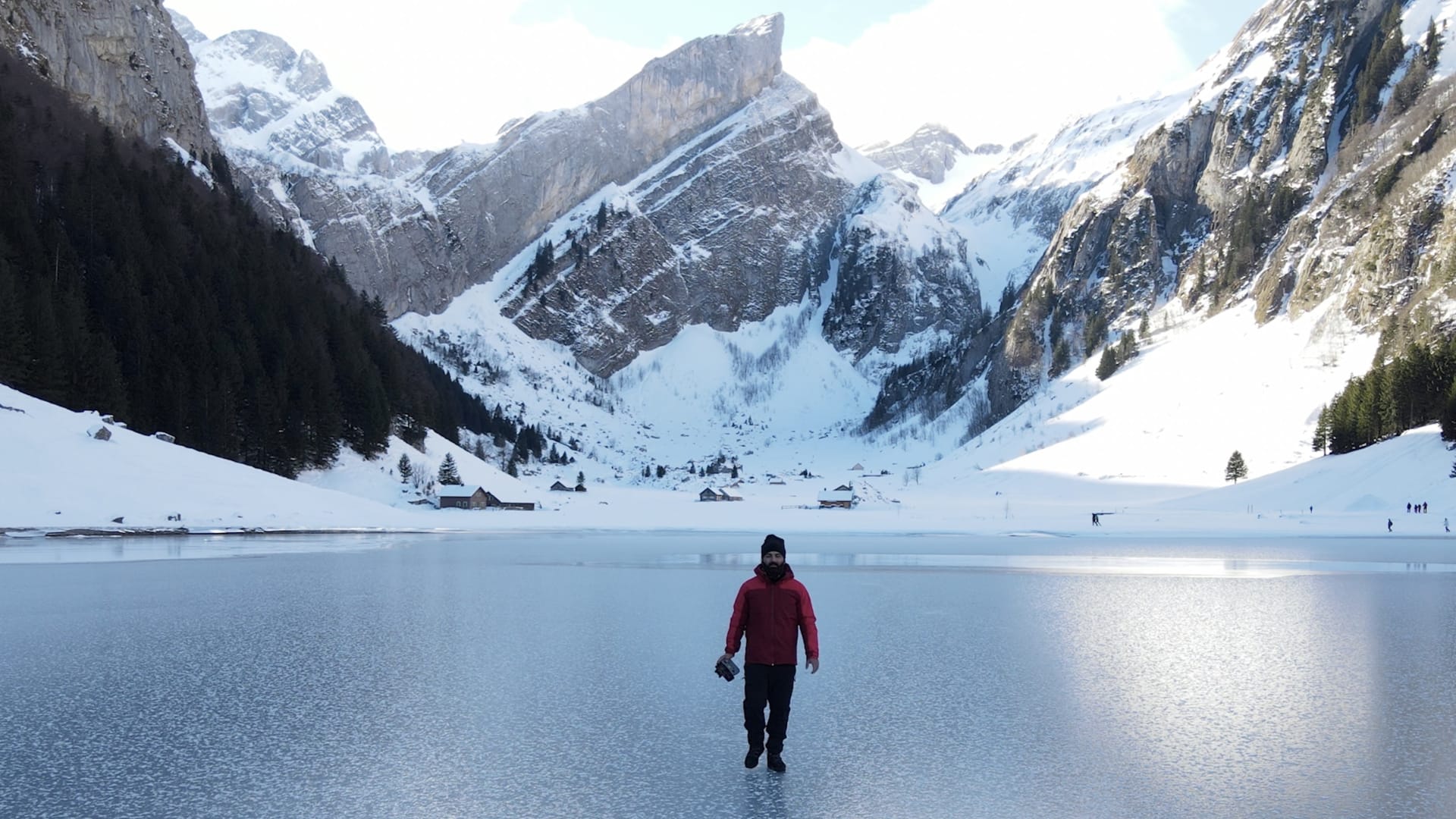 في سويسرا.. مشهد مهيب من السماء لبحيرة "القلب" المتجمدة