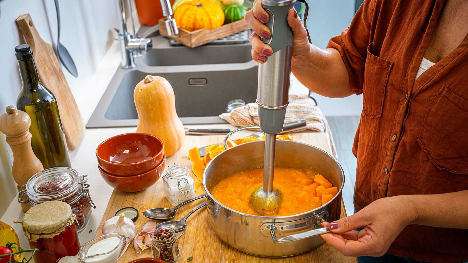 قد يكون الخلاط اليدوي الأداة الأهم في مطبخك