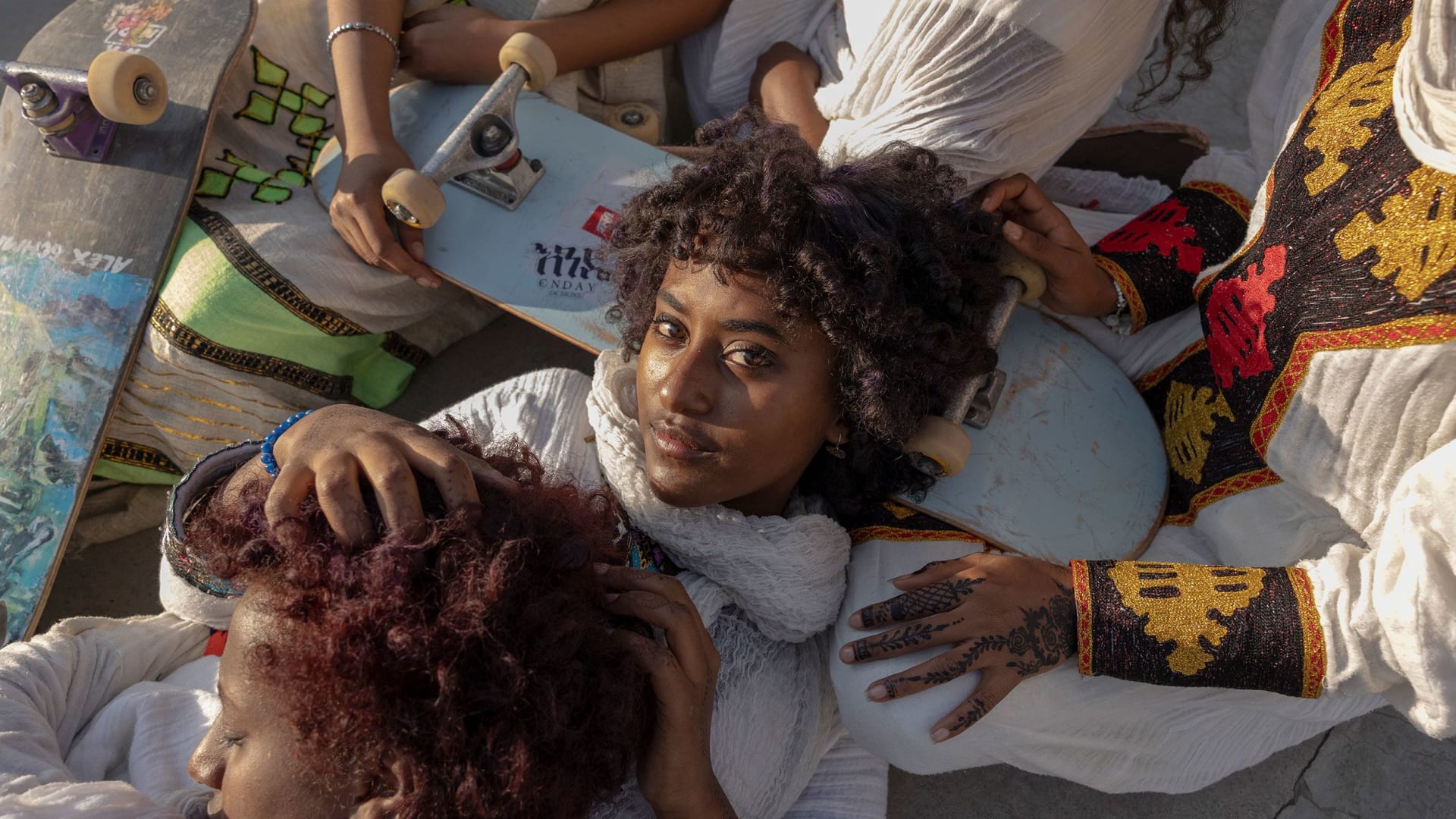 يواجهن الكراهية لأنهنّ يتزلّجن.. مصورة توثق شابات يكسرن الصور النمطية في إثيوبيا