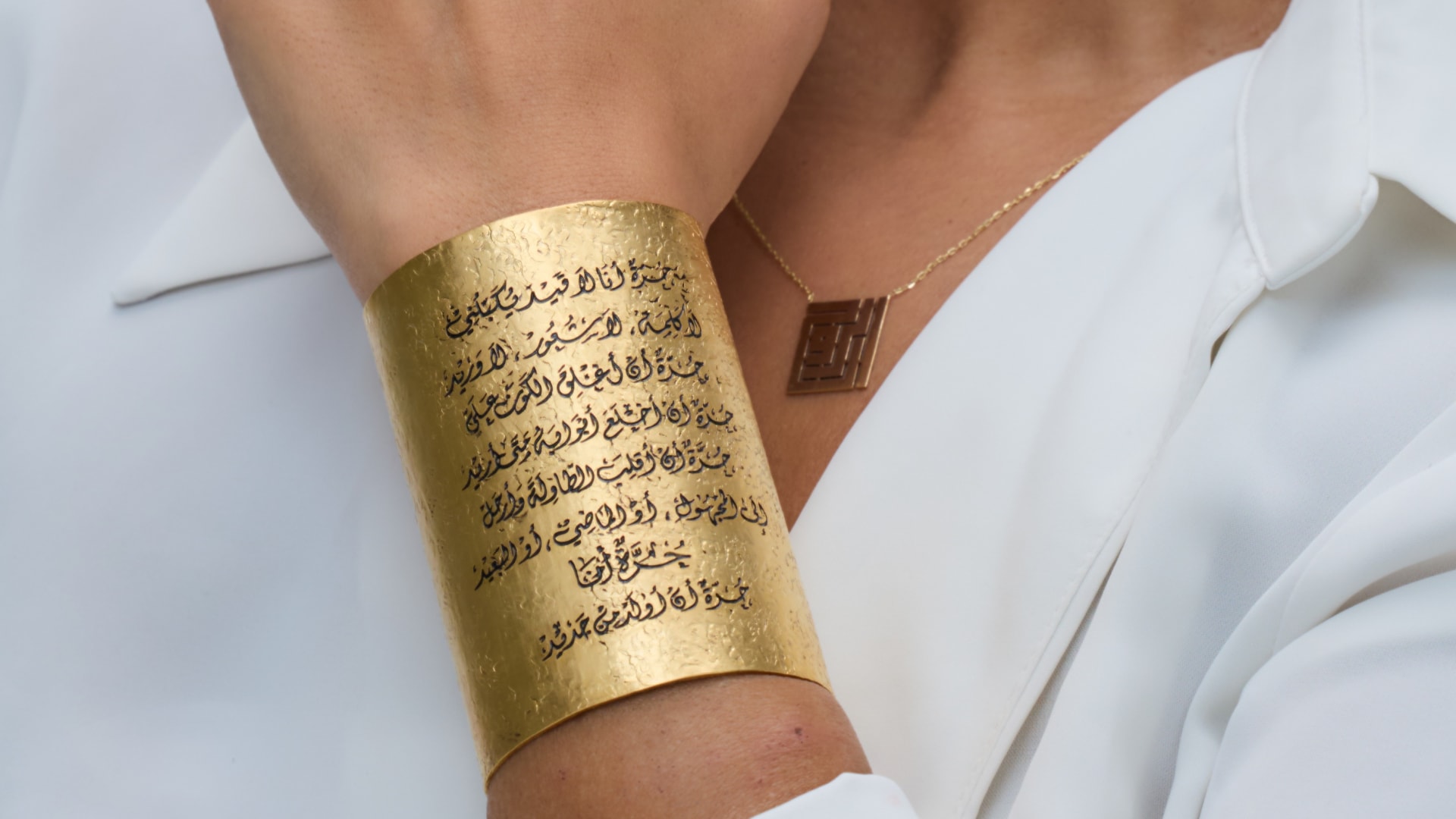 اللغة العربية.. اقتحام أنيق لعالم الموضة والمجوهرات والتصميم