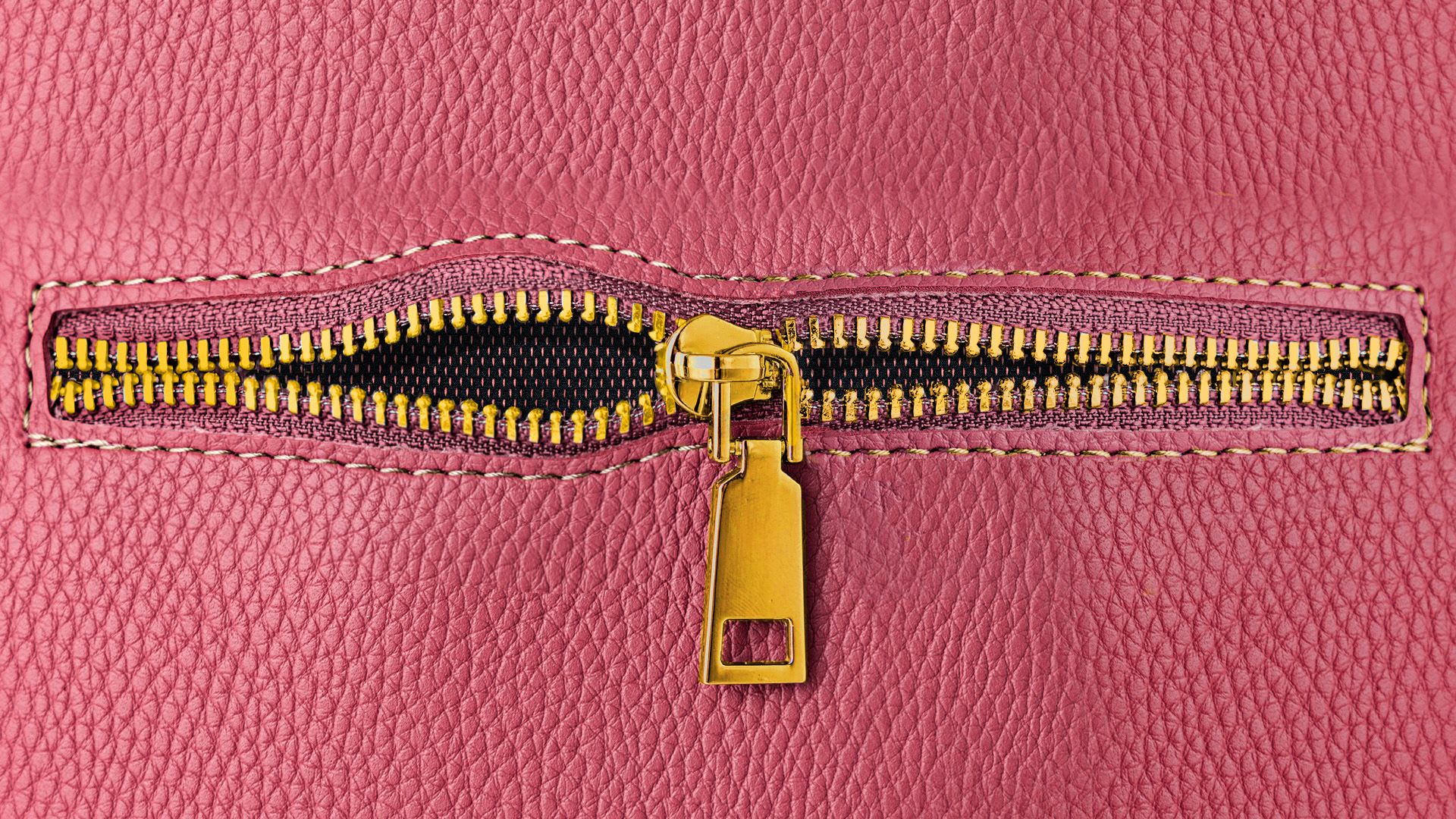 قطع تنهار أمام عيون مشتريها.. الموضة الفاخرة بين التسويق والواقع