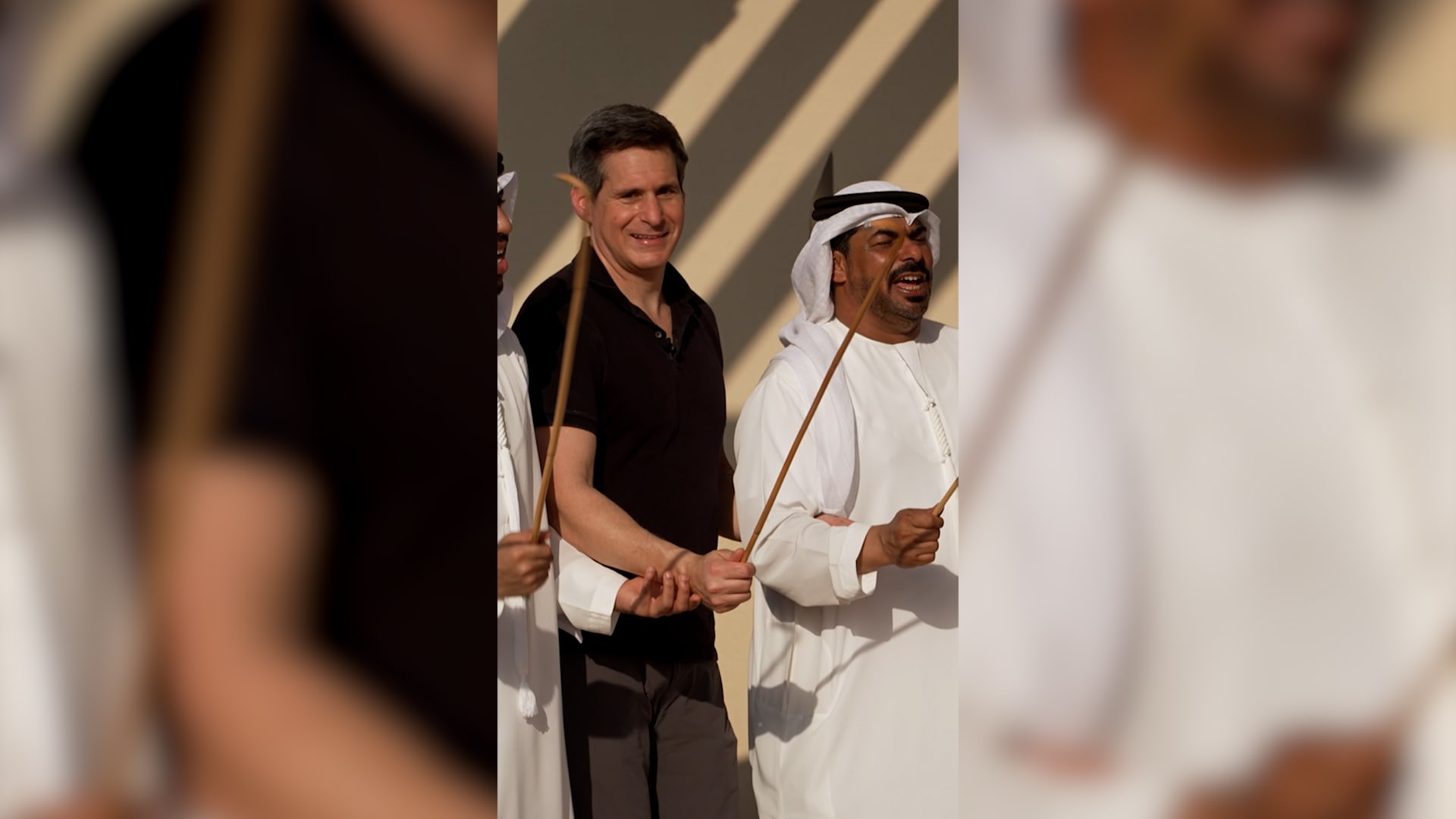 مذيع CNN يشارك في أداء "رقصة العصا" التقليدية في الإمارات.. شاهد رد فعله