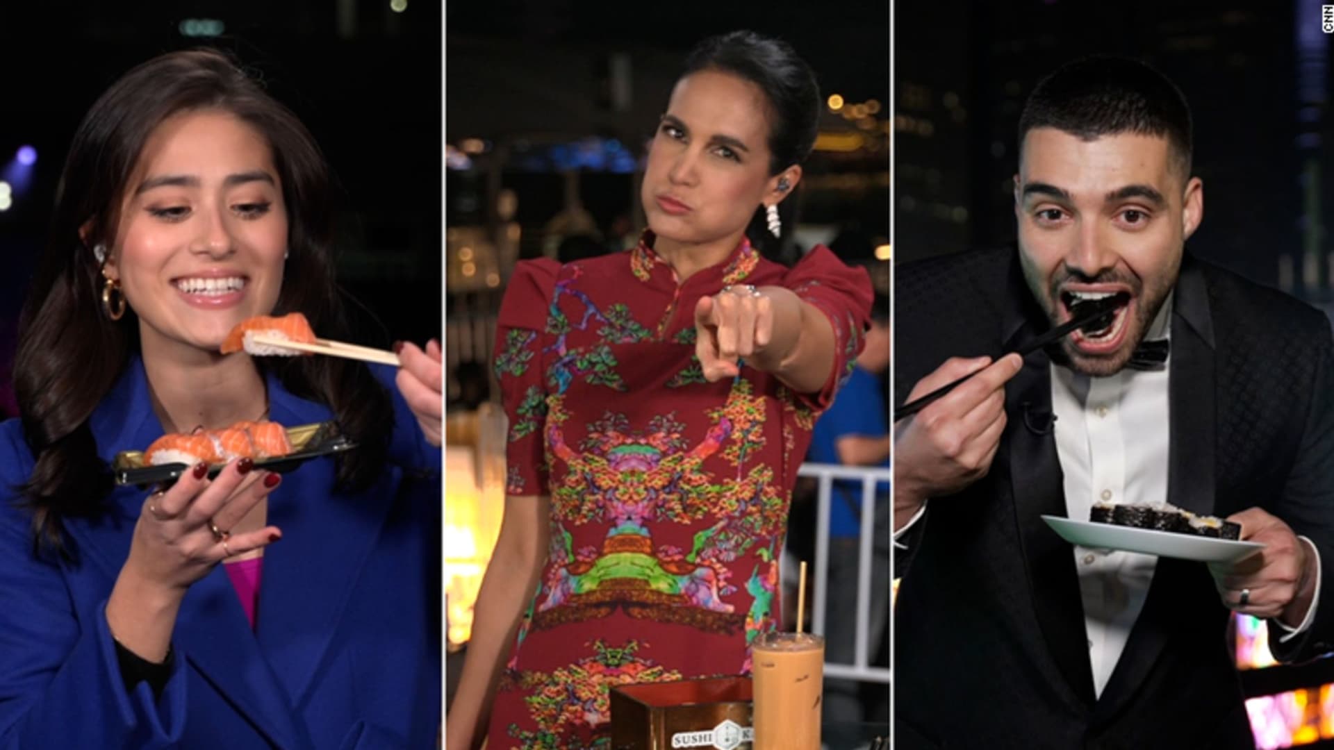 مراسلو CNN يؤدون لعبة "روليت السوشي".. من سيحصل على القطعة الحارة؟