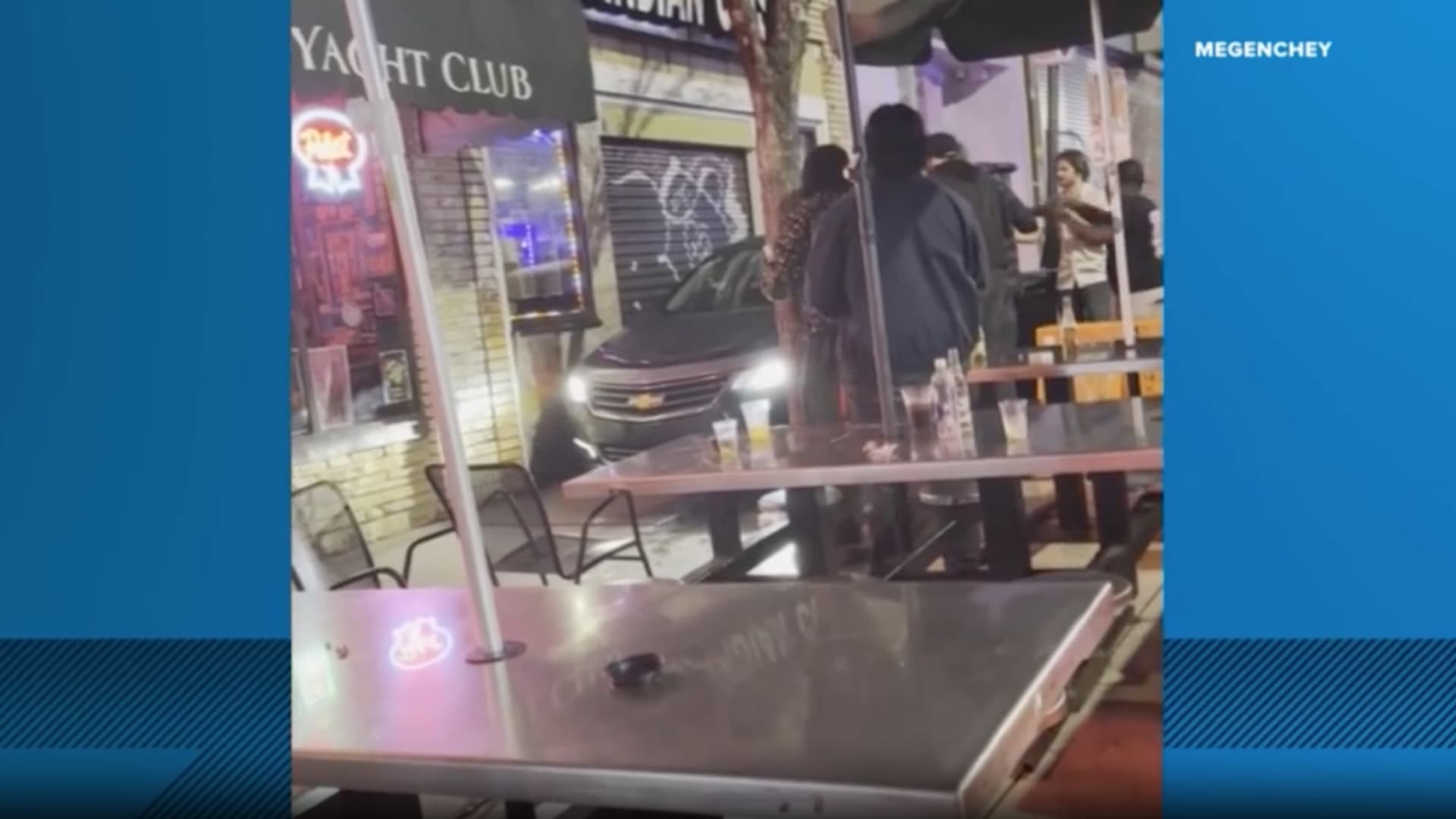 ثوانٍ فاصلة بين الحياة والموت.. مشهد مرعب لسيارة تنحرف نحو عشرات الأشخاص في أتلانتا