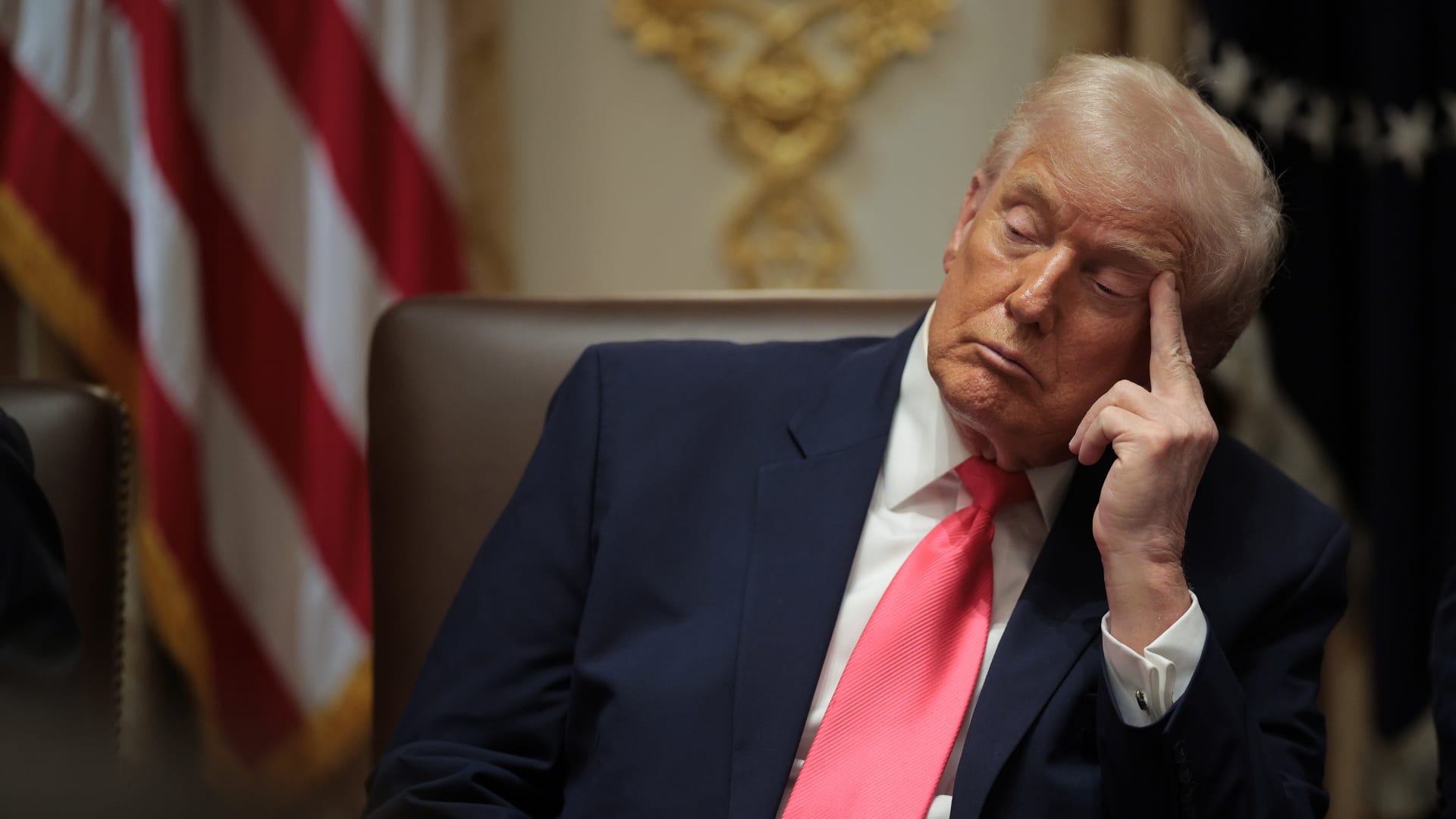 ترامب يرد على التساؤلات بشأن كدمات اليد وإغماض العين في الاجتماعات