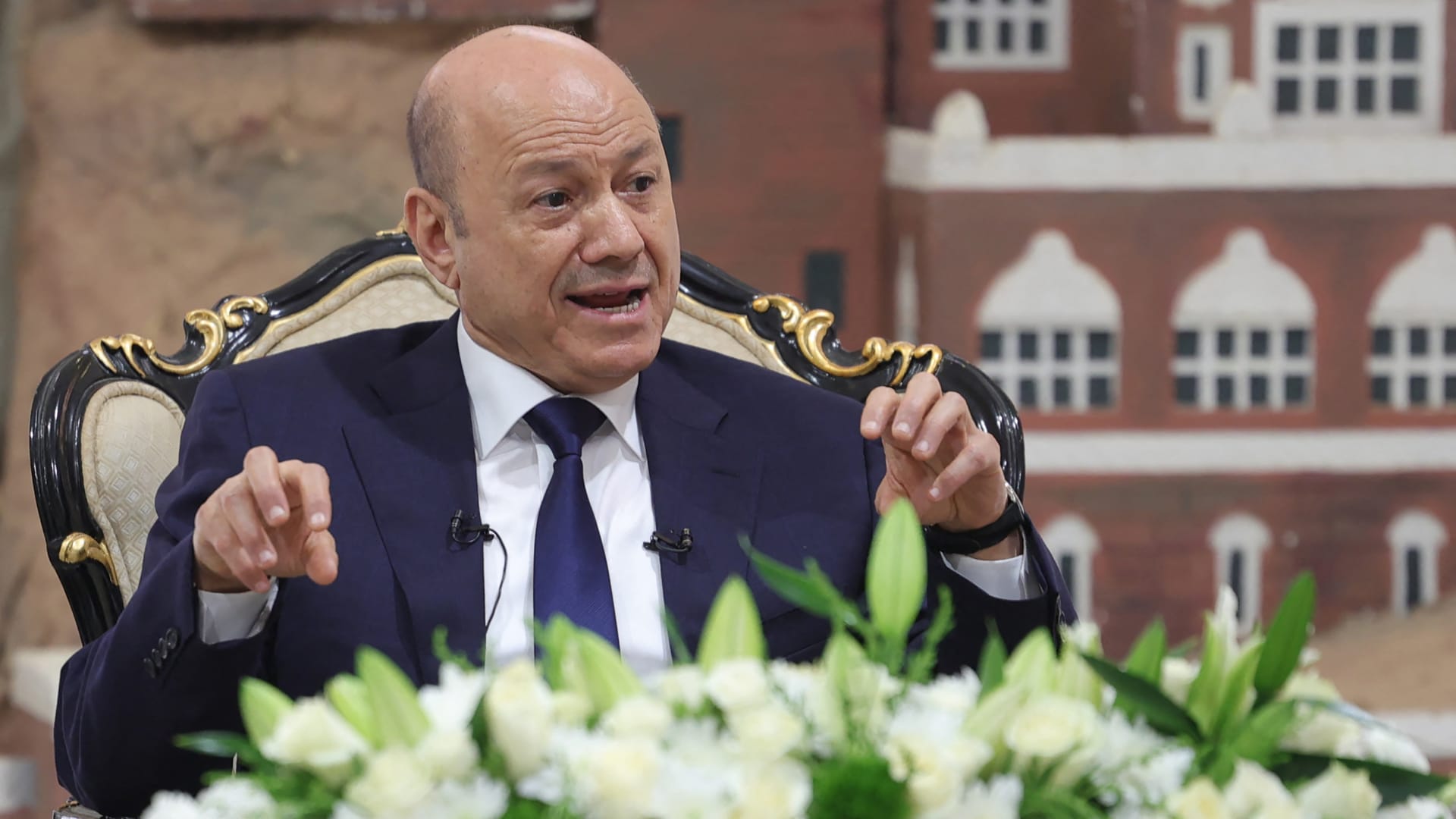 العليمي يوضح سبب إنهاء الوجود العسكري الإماراتي في اليمن