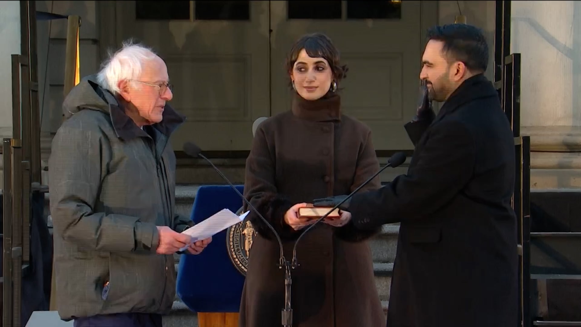 شاهد.. بيرني ساندرز يُملي اليمين الدستورية على ممداني أمام الجمهور