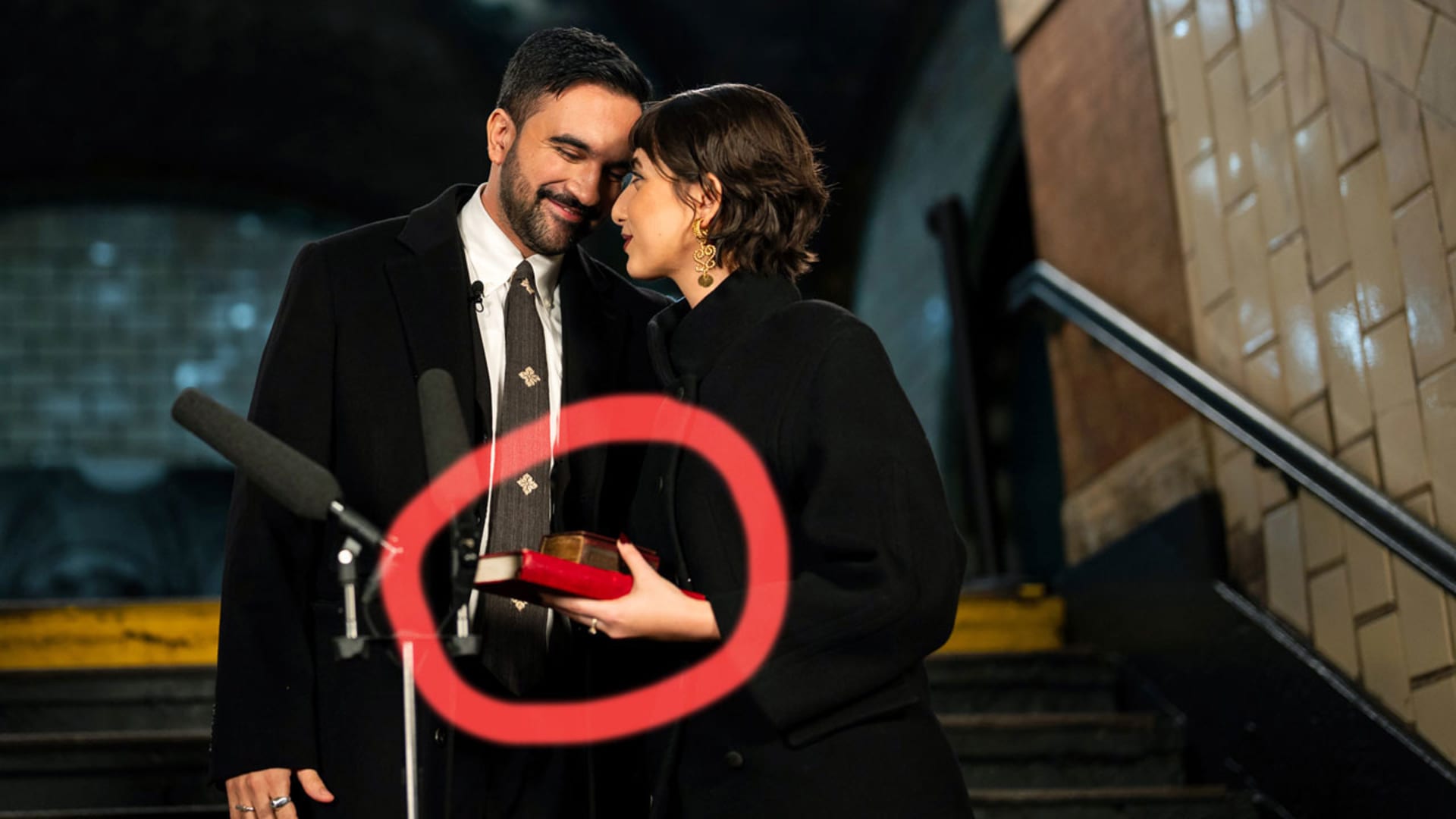 نسختا قرآن كانتا تحت يد ممداني بأداء القسم كأول عمدة مسلم لمدينة نيويورك