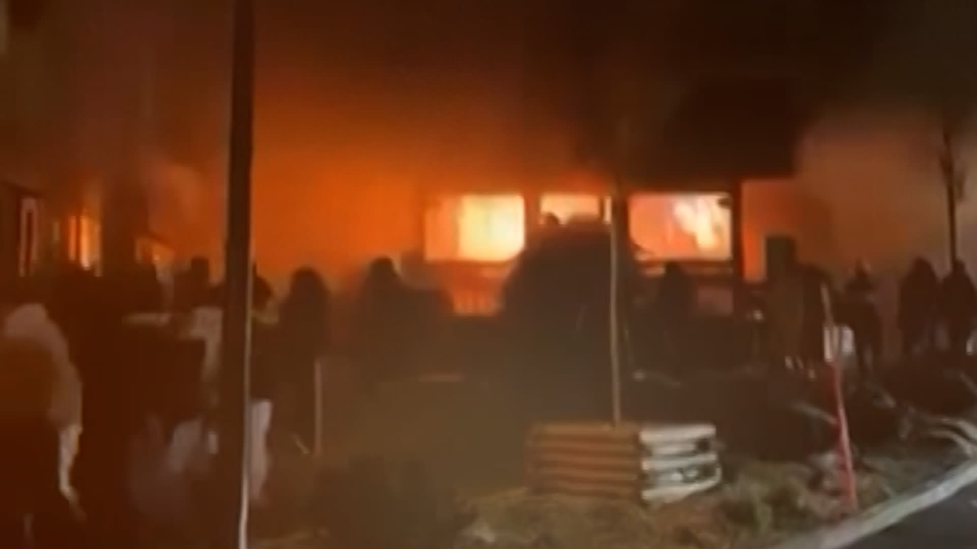 شهود عيان على حريق سويسرا يصفون درجاً ضيقاً للغاية وشعلًا نارية بمشروبات "الشامبانيا"