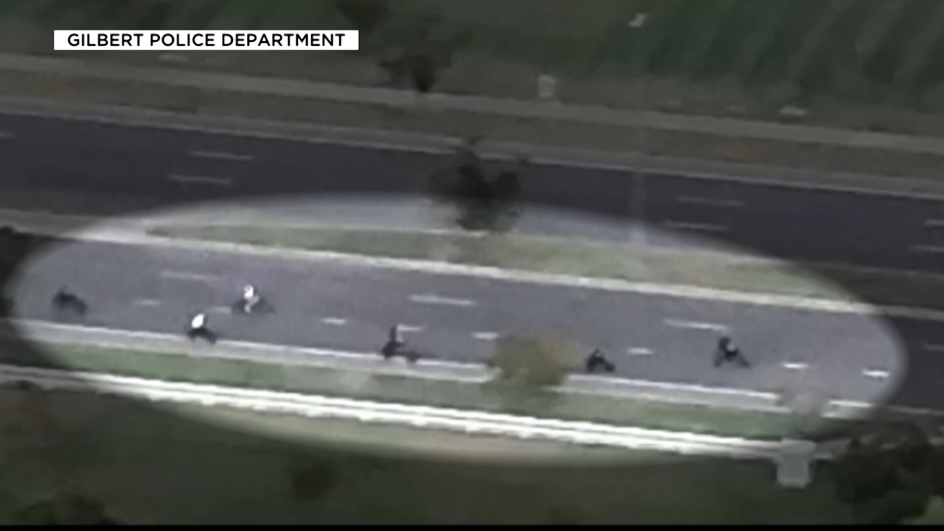 مسيّرات تلاحق دراجات كهربائية تسير عكس حركة المرور على طريق سريع في أريزونا