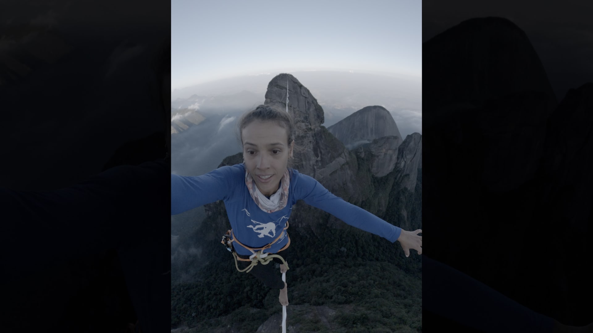 بمشاهد جريئة.. امرأة تمشي بخفّة على حبل رفيع فوق الفراغ