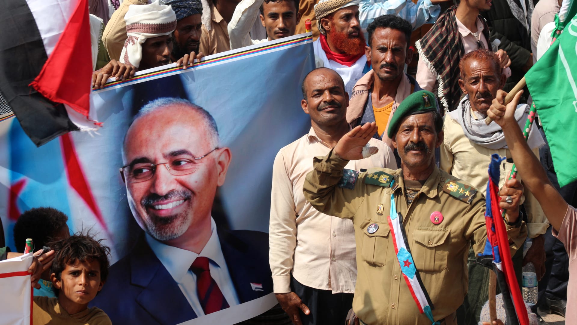 سفير السعودية في اليمن يوضح "دور عيدروس الزبيدي" رئيس الانتقالي الجنوبي بأحداث حضرموت والمهرة