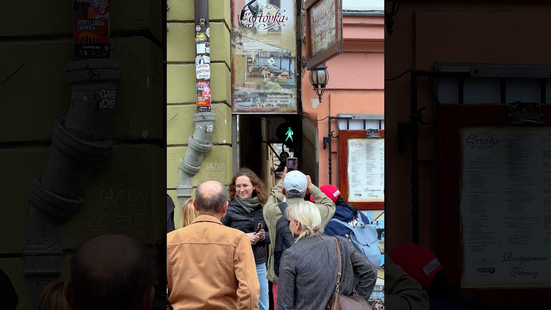 لا يتسع لأكثر من شخص..رحّالة عراقي يعبر أحد أضيق الممرات في العالم بالتشيك