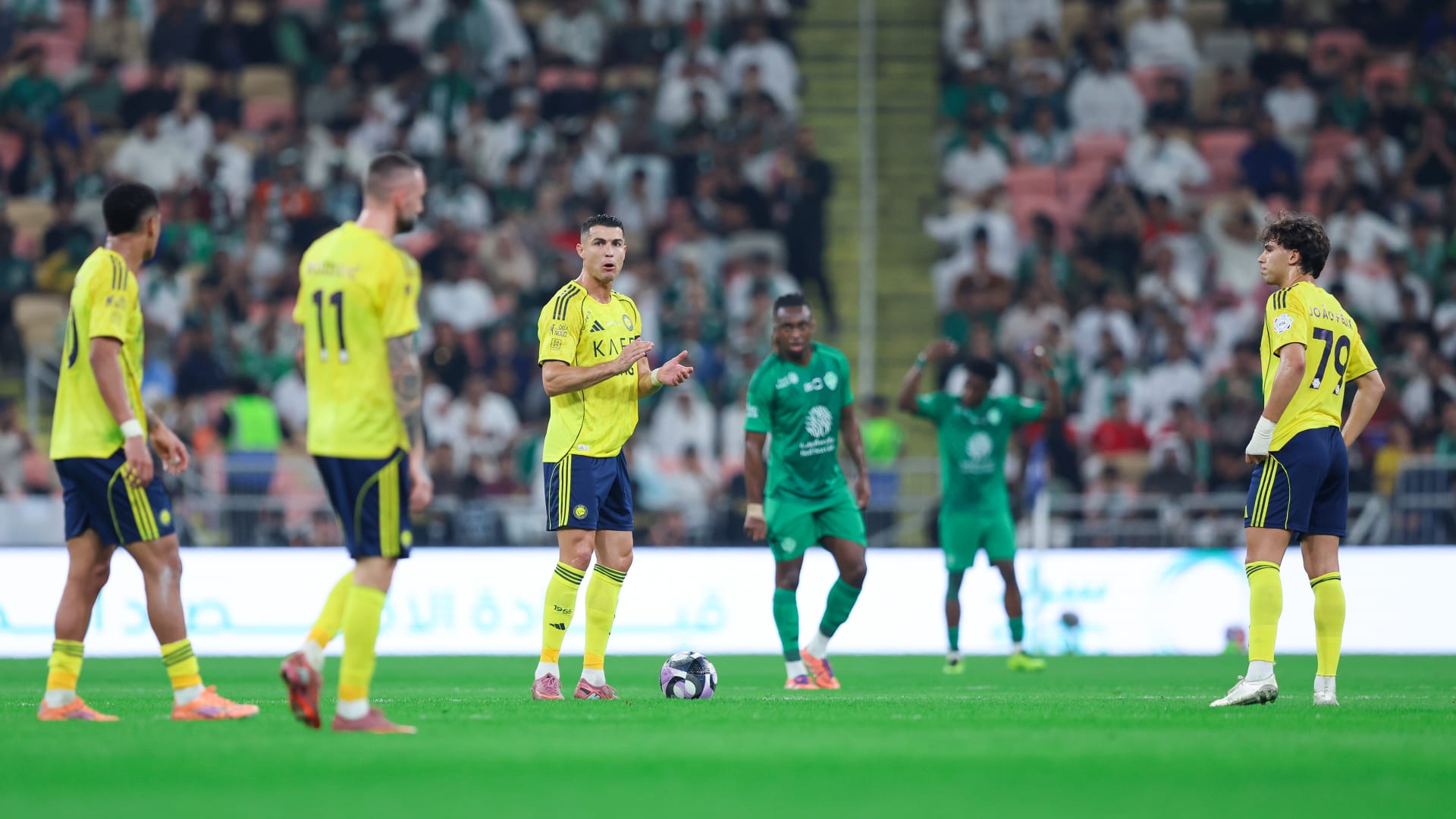 جواو فيليكس تلقى صفعة على وجهه.. مشاجرة بين لاعبي النصر والأهلي